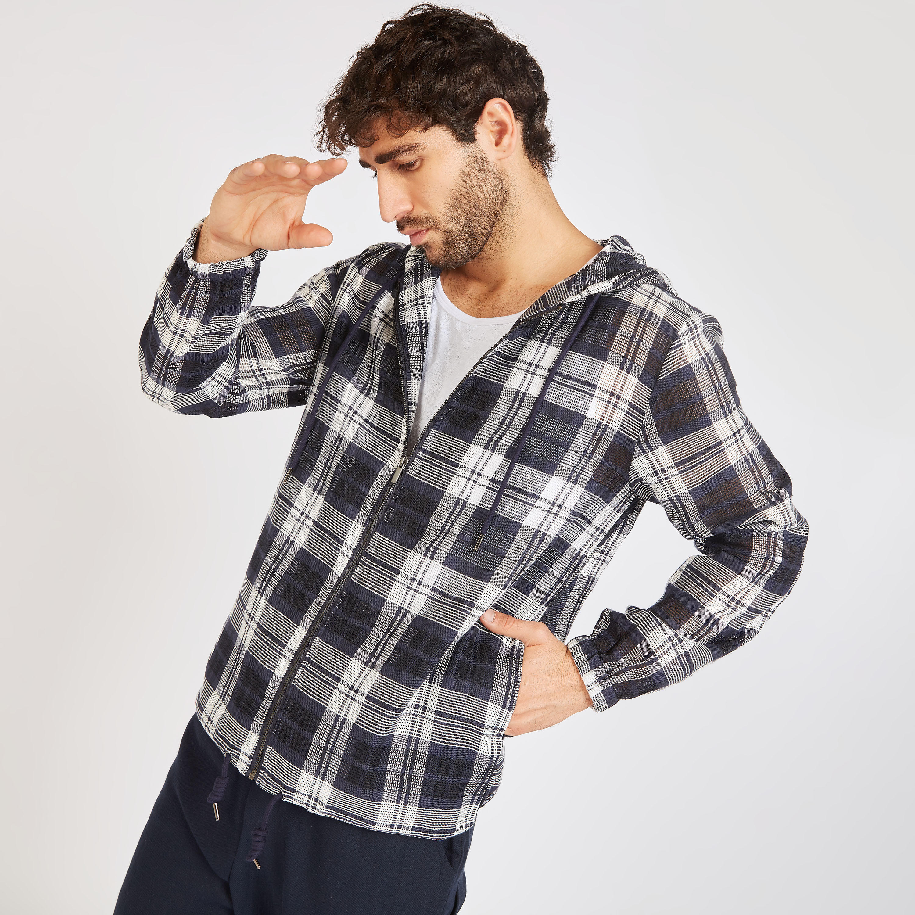 جاكيت بأكمام طويلة بتفاصيل شبكيّة وقبعّة وإغلاق بسحّاب-men-clothing-jacketsandblazers-jackets-image-1
