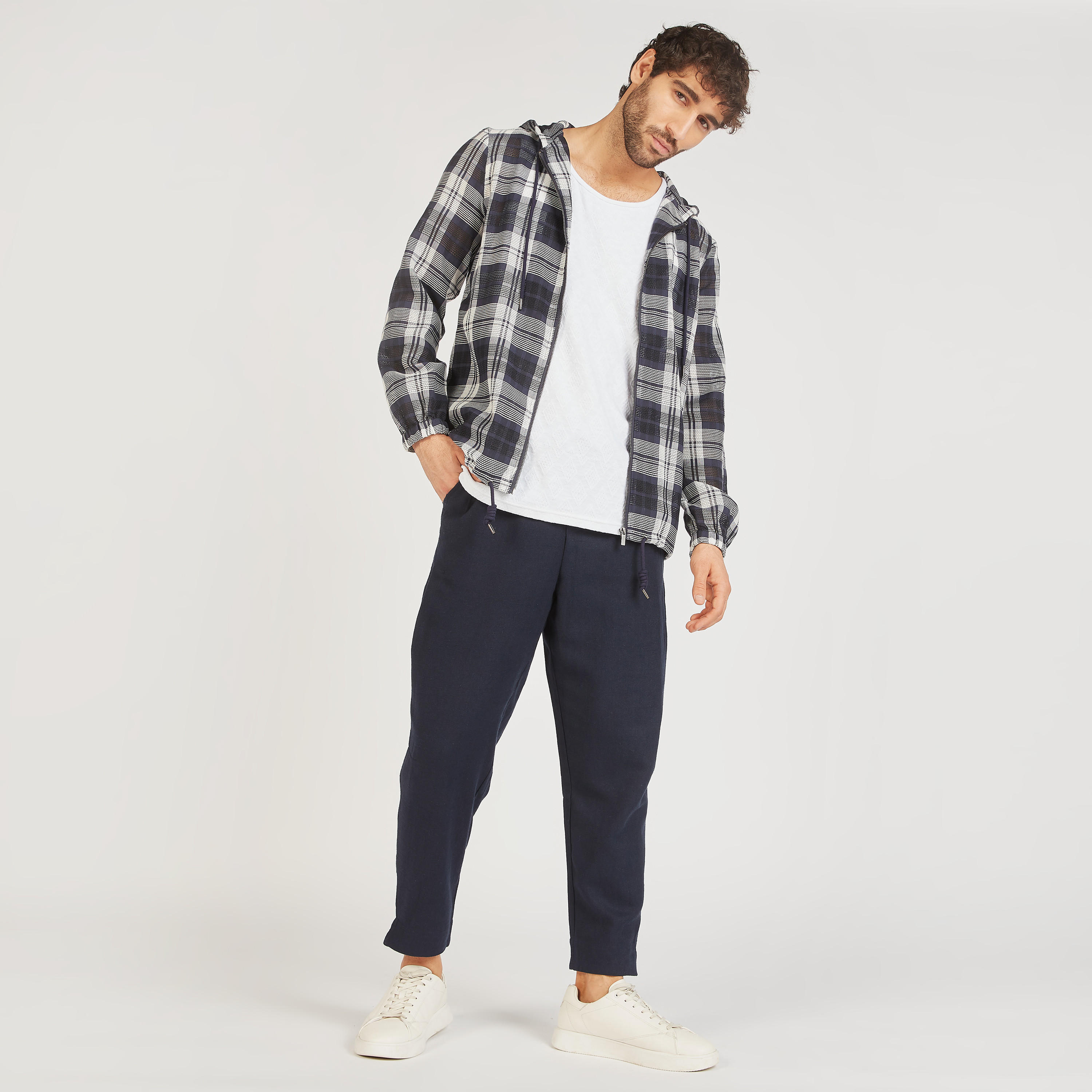 جاكيت بأكمام طويلة بتفاصيل شبكيّة وقبعّة وإغلاق بسحّاب-men-clothing-jacketsandblazers-jackets-image-2