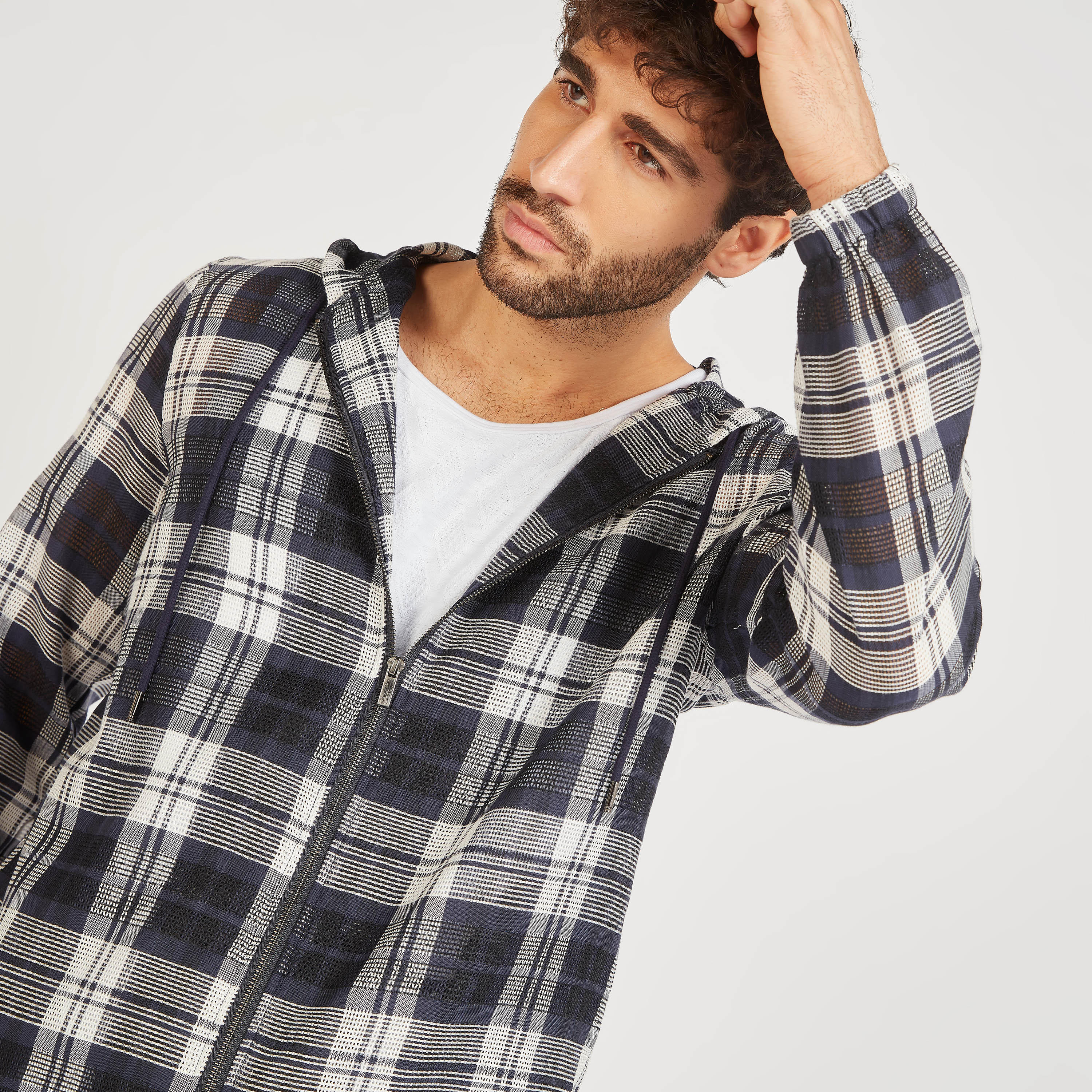 جاكيت بأكمام طويلة بتفاصيل شبكيّة وقبعّة وإغلاق بسحّاب-men-clothing-jacketsandblazers-jackets-image-3