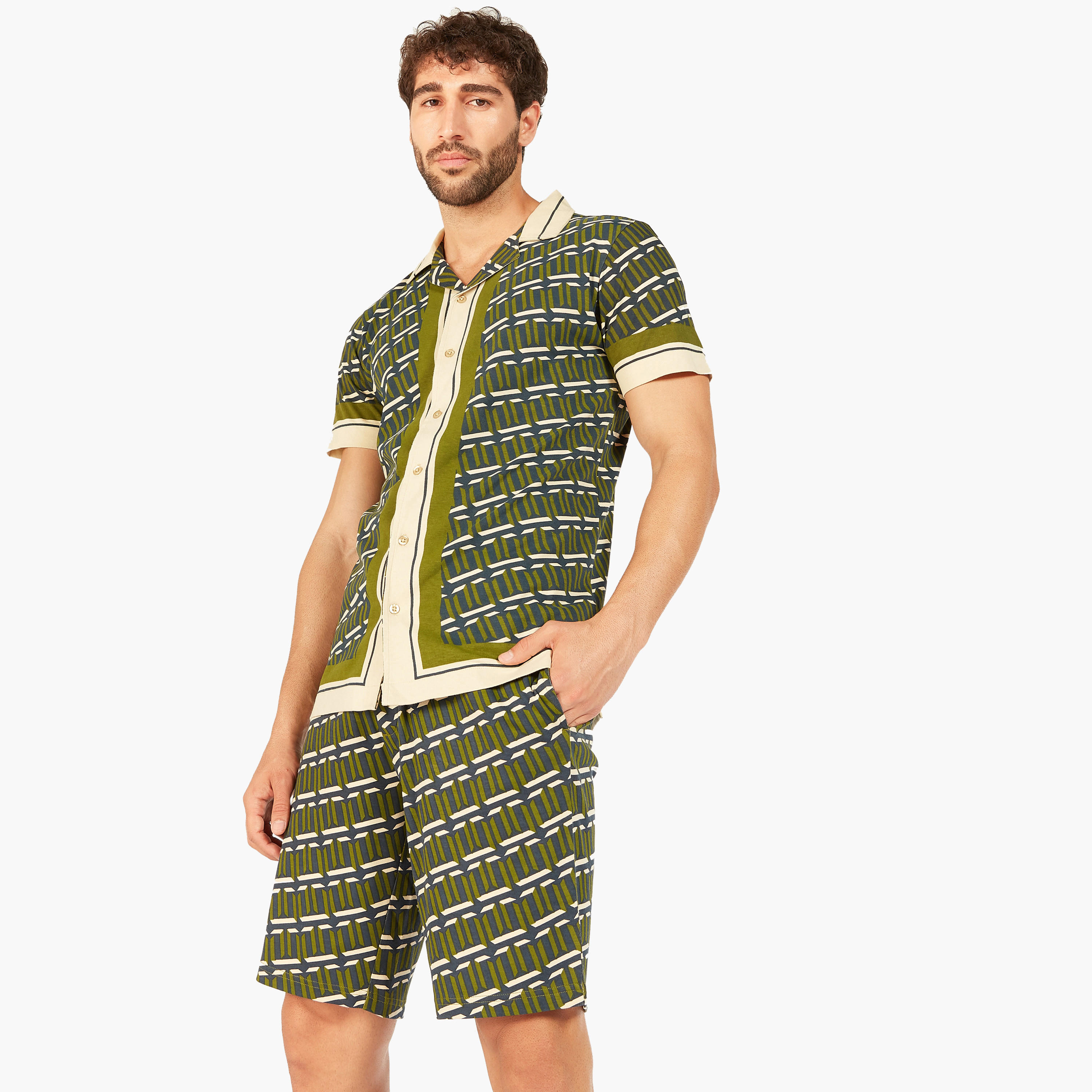قميص بطبعات وأزرار إغلاق وأكمام قصيرة من آيكونيك-men-clothing-shirts-image-1