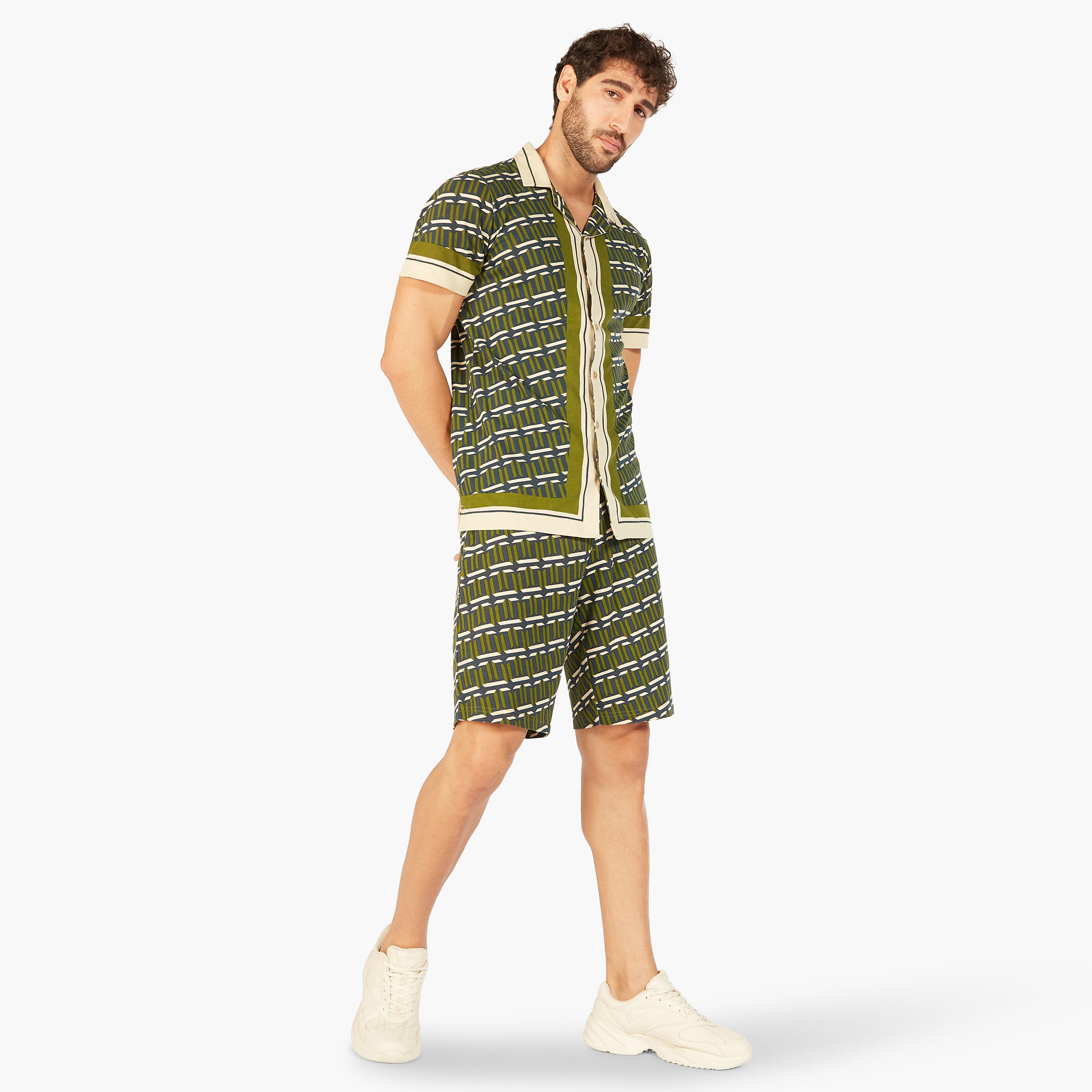 قميص بطبعات وأزرار إغلاق وأكمام قصيرة من آيكونيك-men-clothing-shirts-image-2