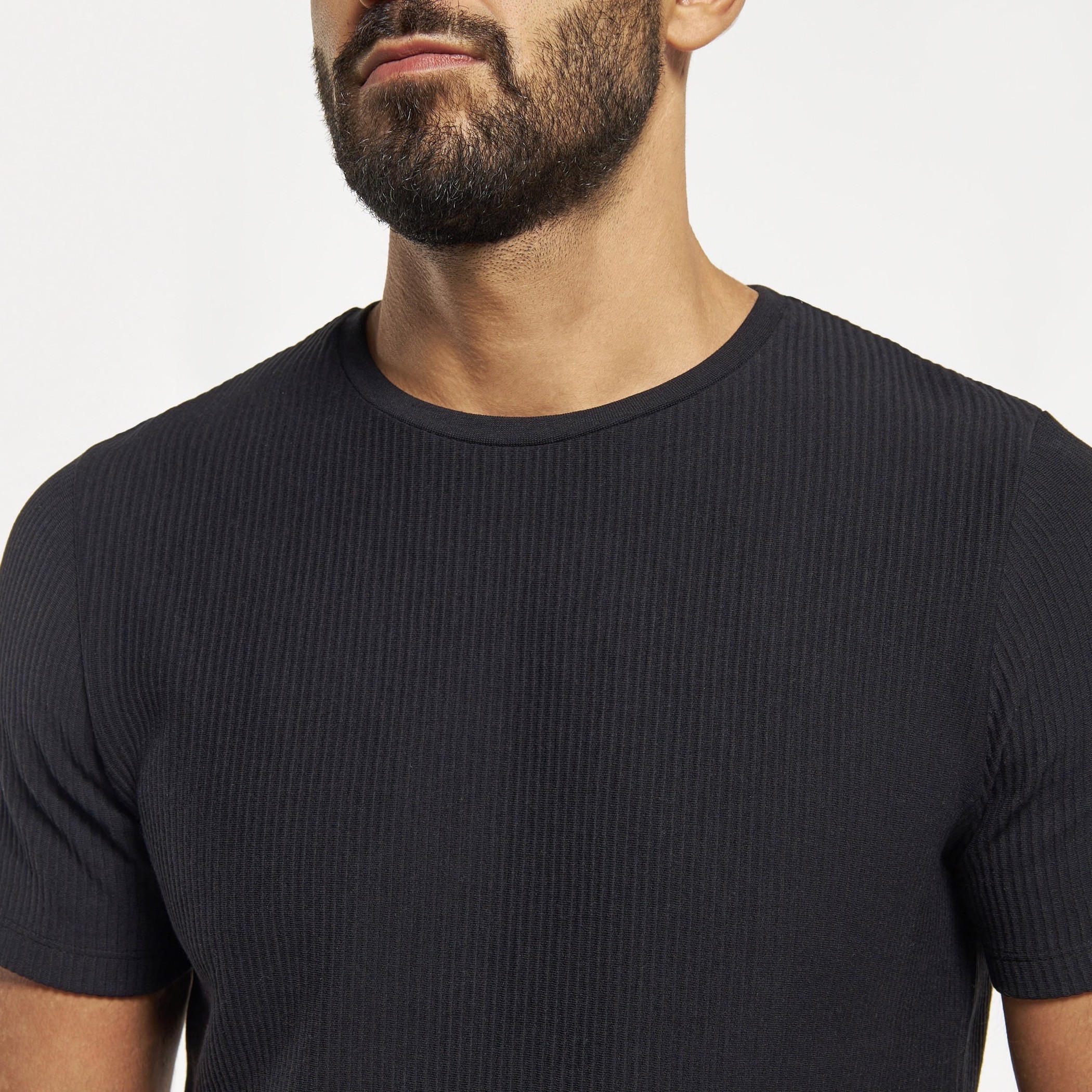 تيشيرت بارز الملمس بياقة ضيّقة وأكمام قصيرة من آيكونيك-men-clothing-tshirtsandpolos-tshirts-image-4