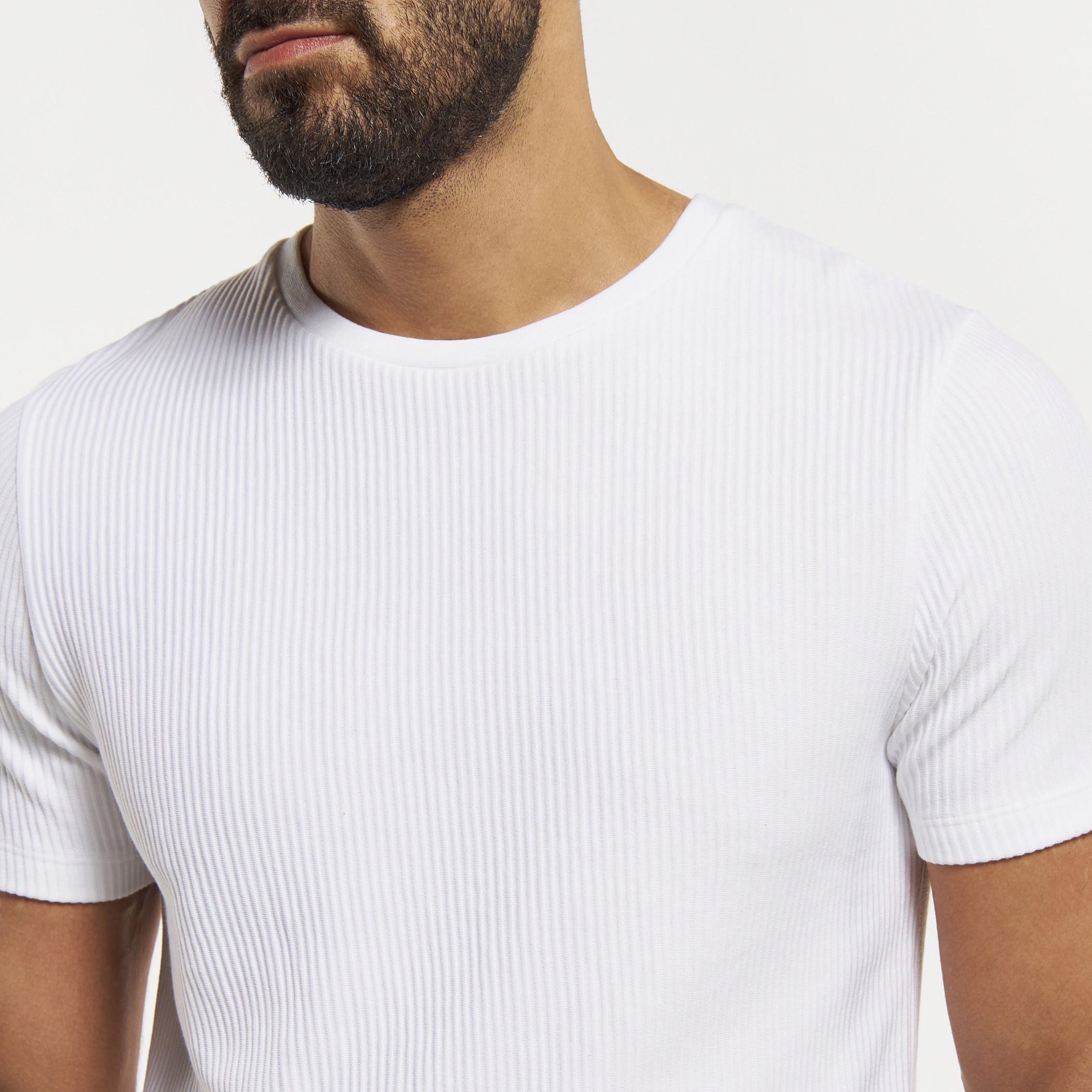 تيشيرت بارز الملمس بياقة ضيّقة وأكمام قصيرة من آيكونيك-men-clothing-tshirtsandpolos-tshirts-image-8