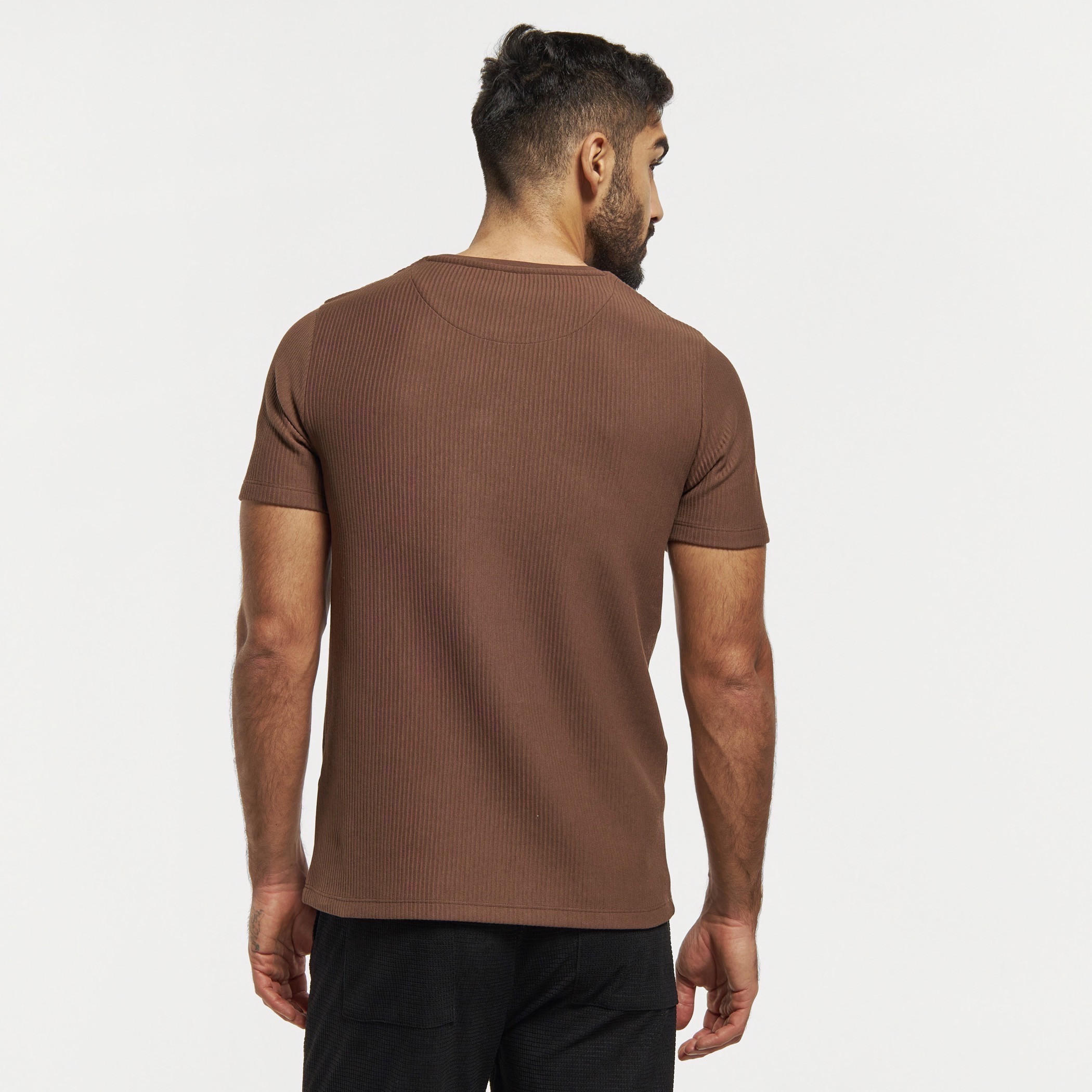 تيشيرت بارز الملمس بياقة ضيّقة وأكمام قصيرة من آيكونيك-men-clothing-tshirtsandpolos-tshirts-image-15