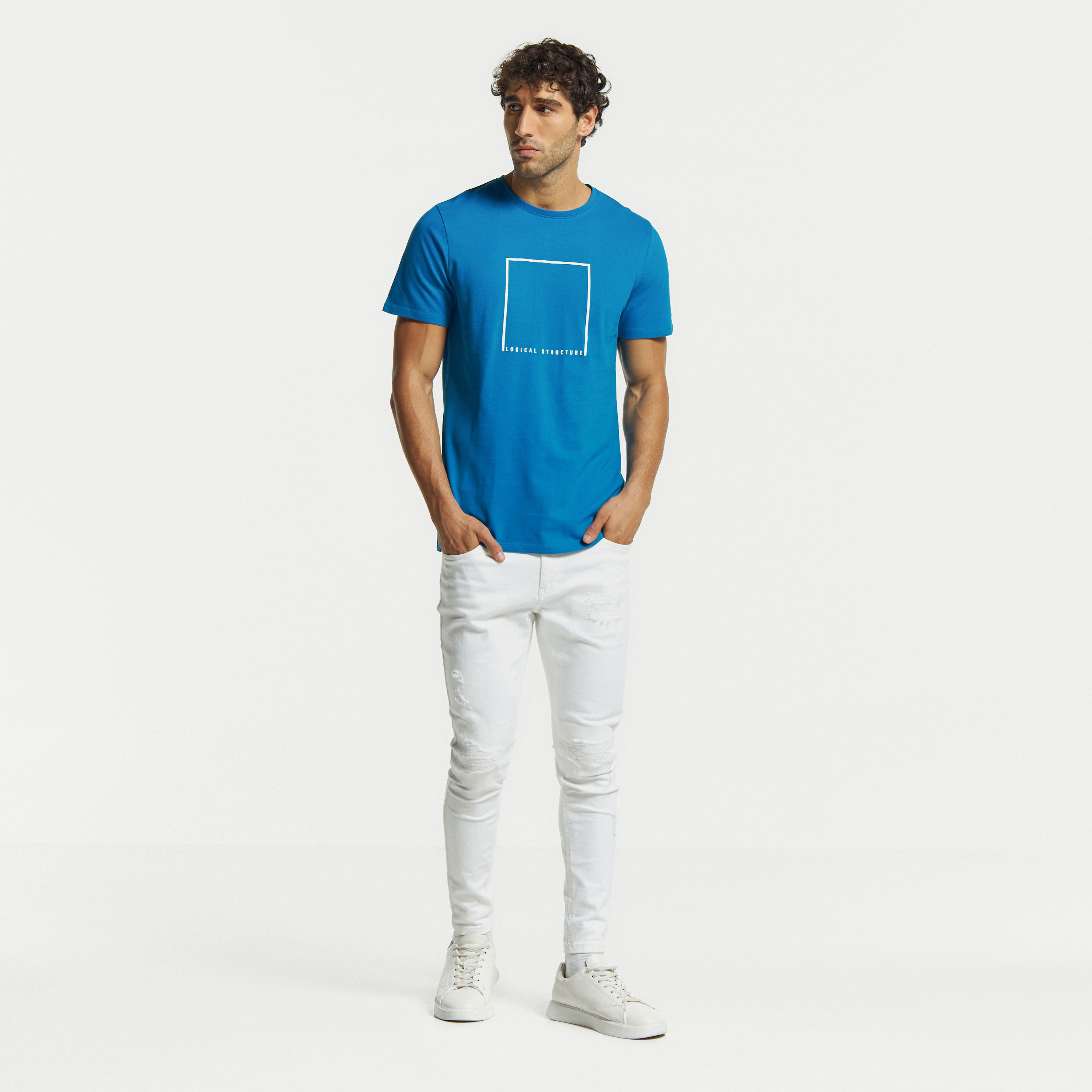 تيشيرت بياقة ضيّقة وأكمام قصيرة وطبعات من آيكونيك-men-clothing-tshirtsandpolos-tshirts-image-2