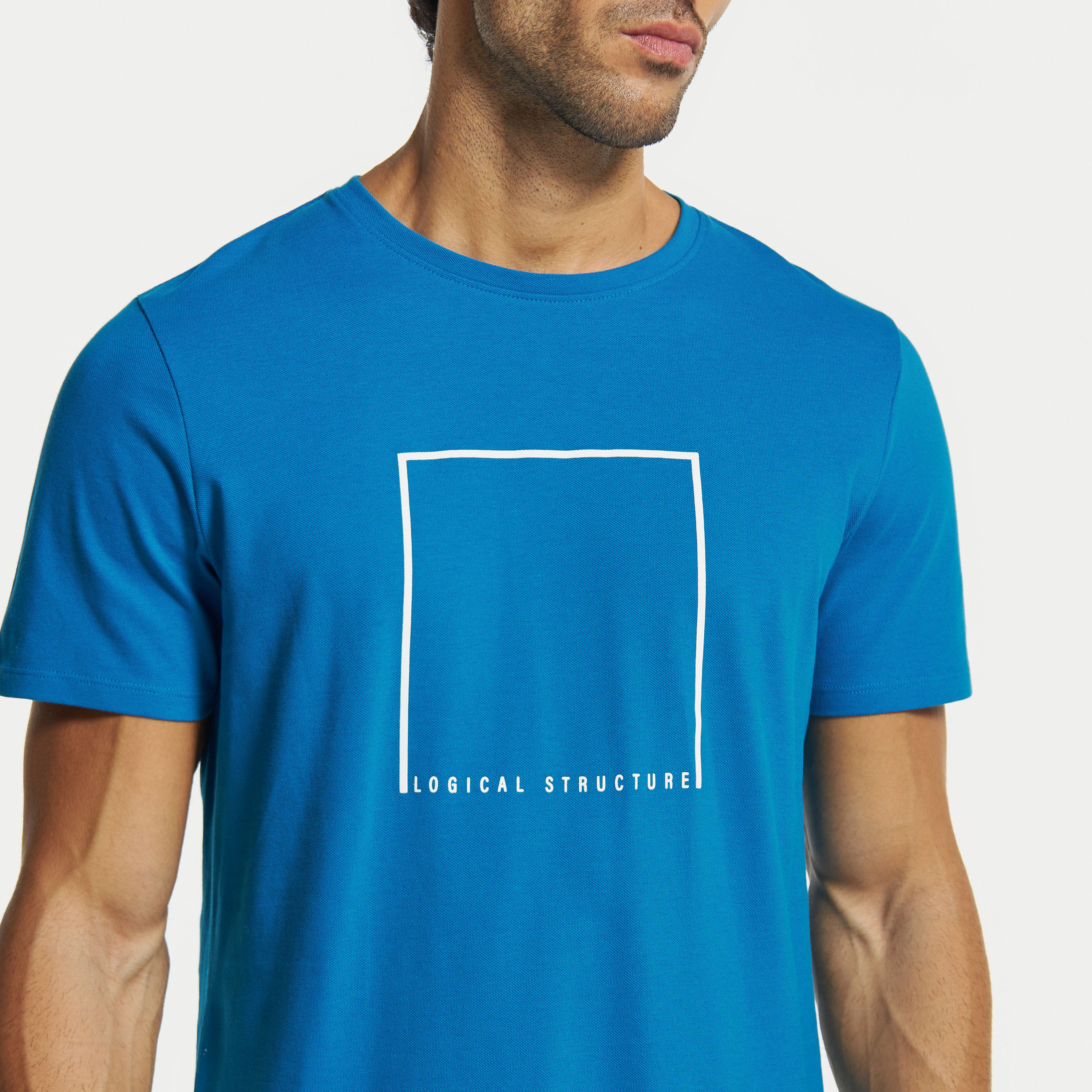 تيشيرت بياقة ضيّقة وأكمام قصيرة وطبعات من آيكونيك-men-clothing-tshirtsandpolos-tshirts-image-4