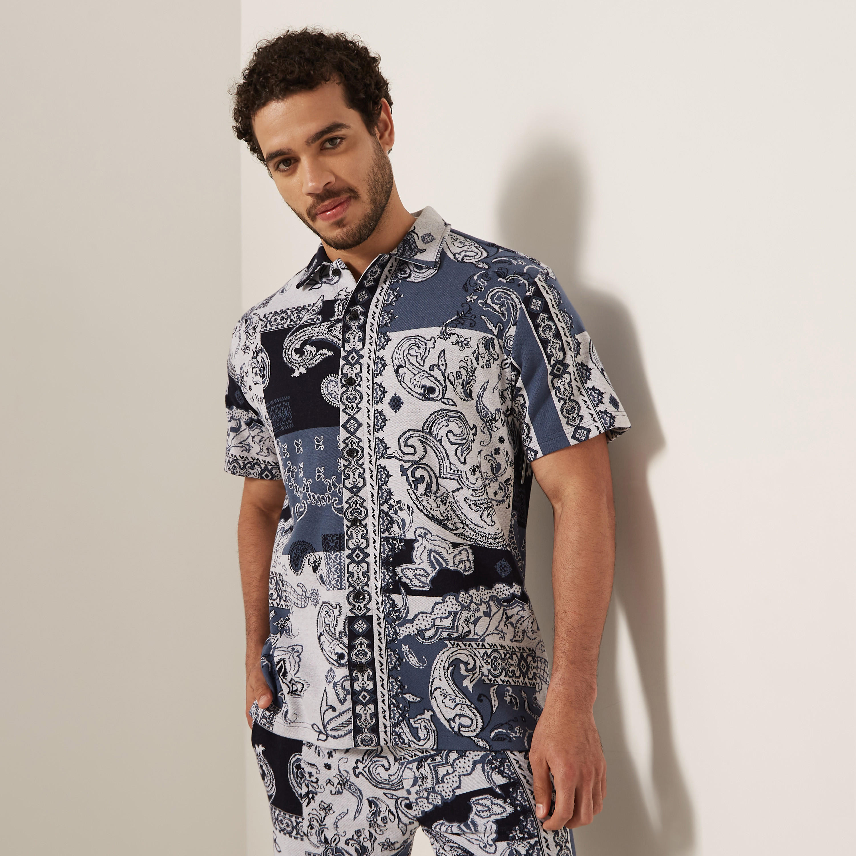قميص حرير رايون بأكمام طويلة وياقة عادية وطبعات من آيكونك-men-clothing-shirts-image-1