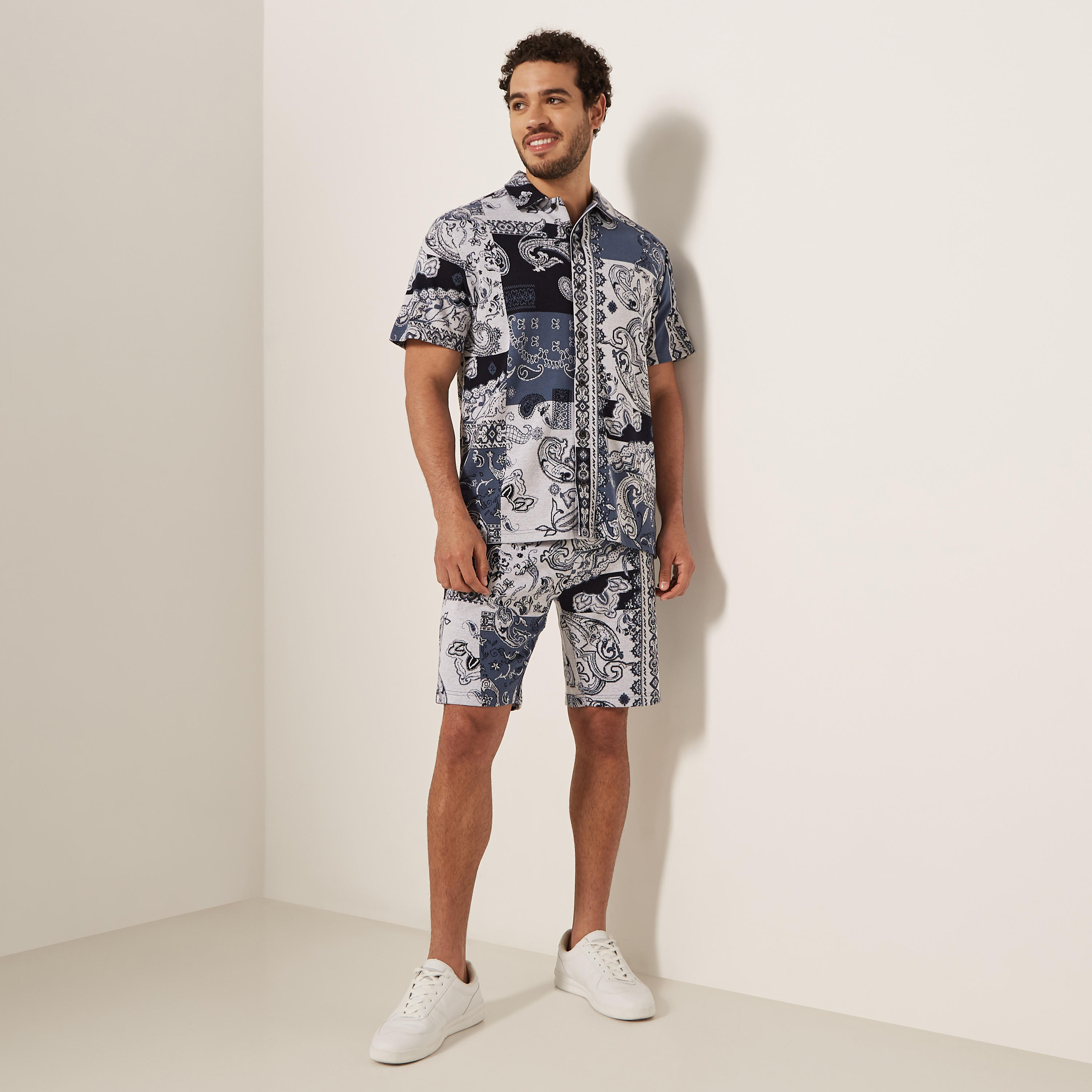 قميص حرير رايون بأكمام طويلة وياقة عادية وطبعات من آيكونك-men-clothing-shirts-image-2