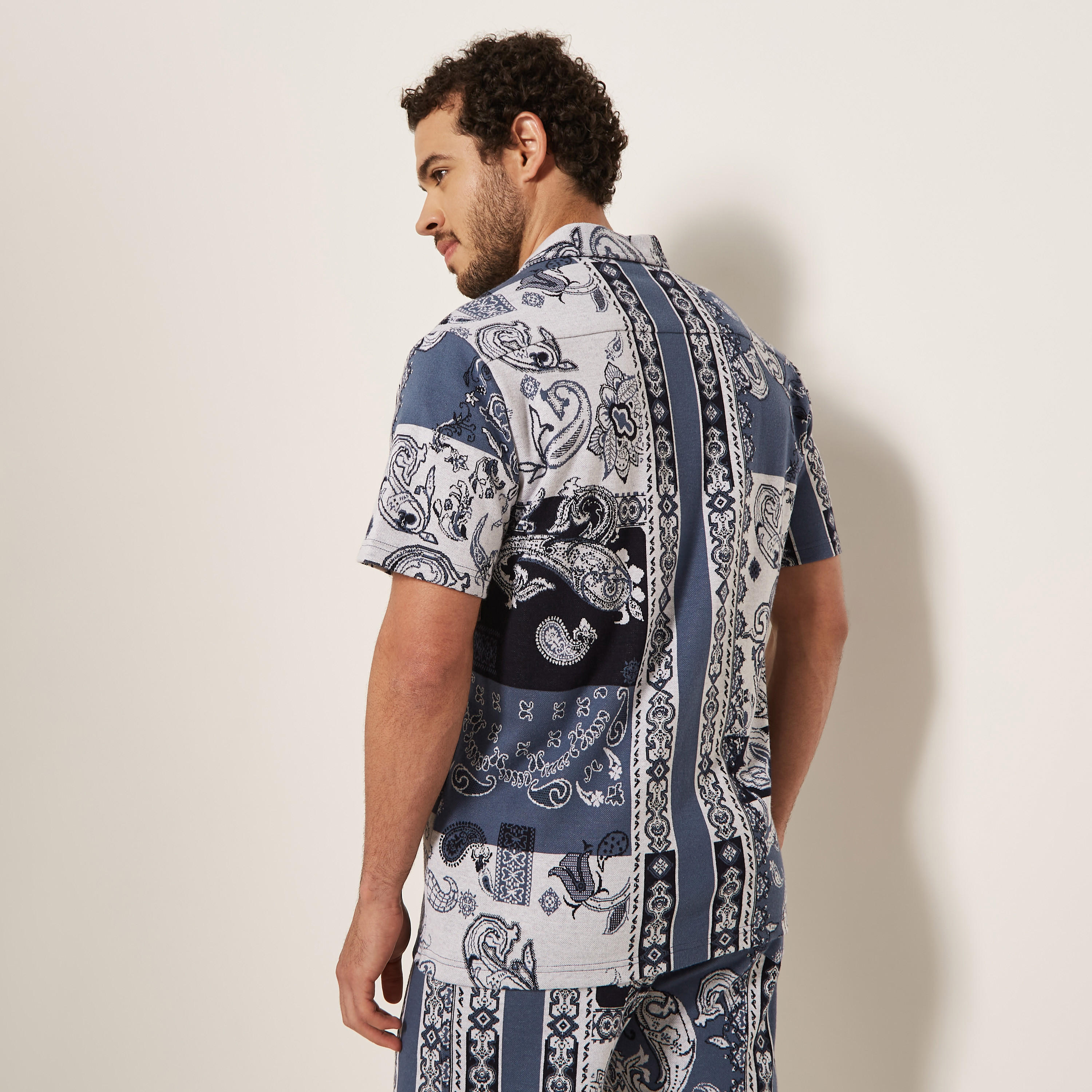 قميص حرير رايون بأكمام طويلة وياقة عادية وطبعات من آيكونك-men-clothing-shirts-image-3