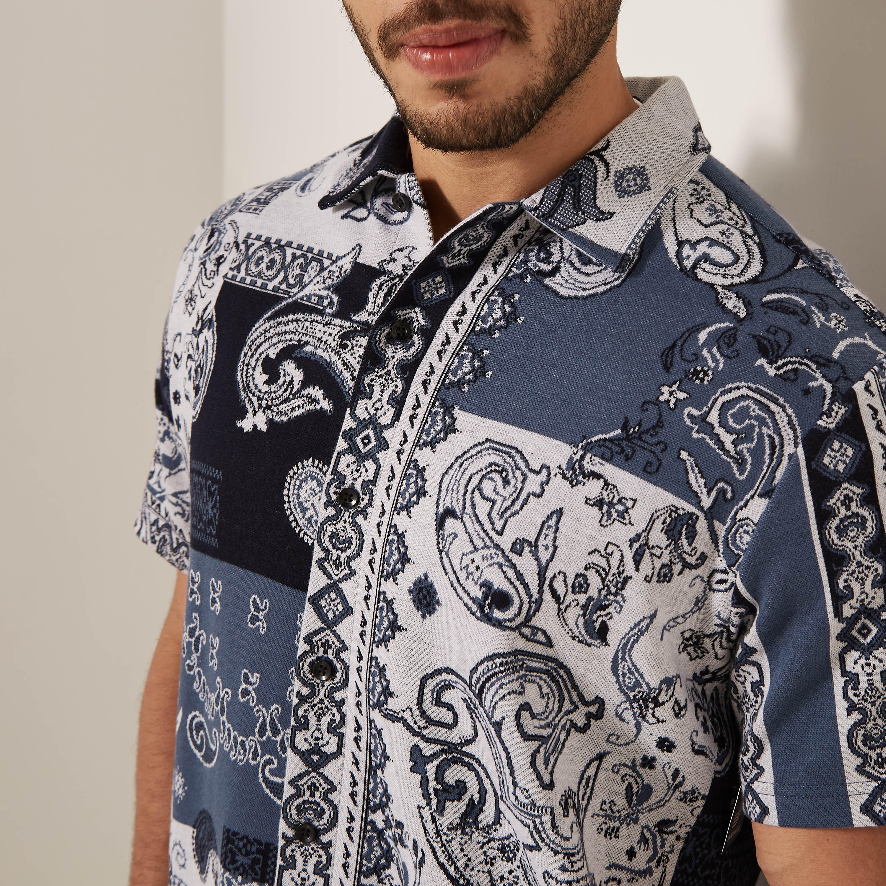 قميص حرير رايون بأكمام طويلة وياقة عادية وطبعات من آيكونك-men-clothing-shirts-image-4