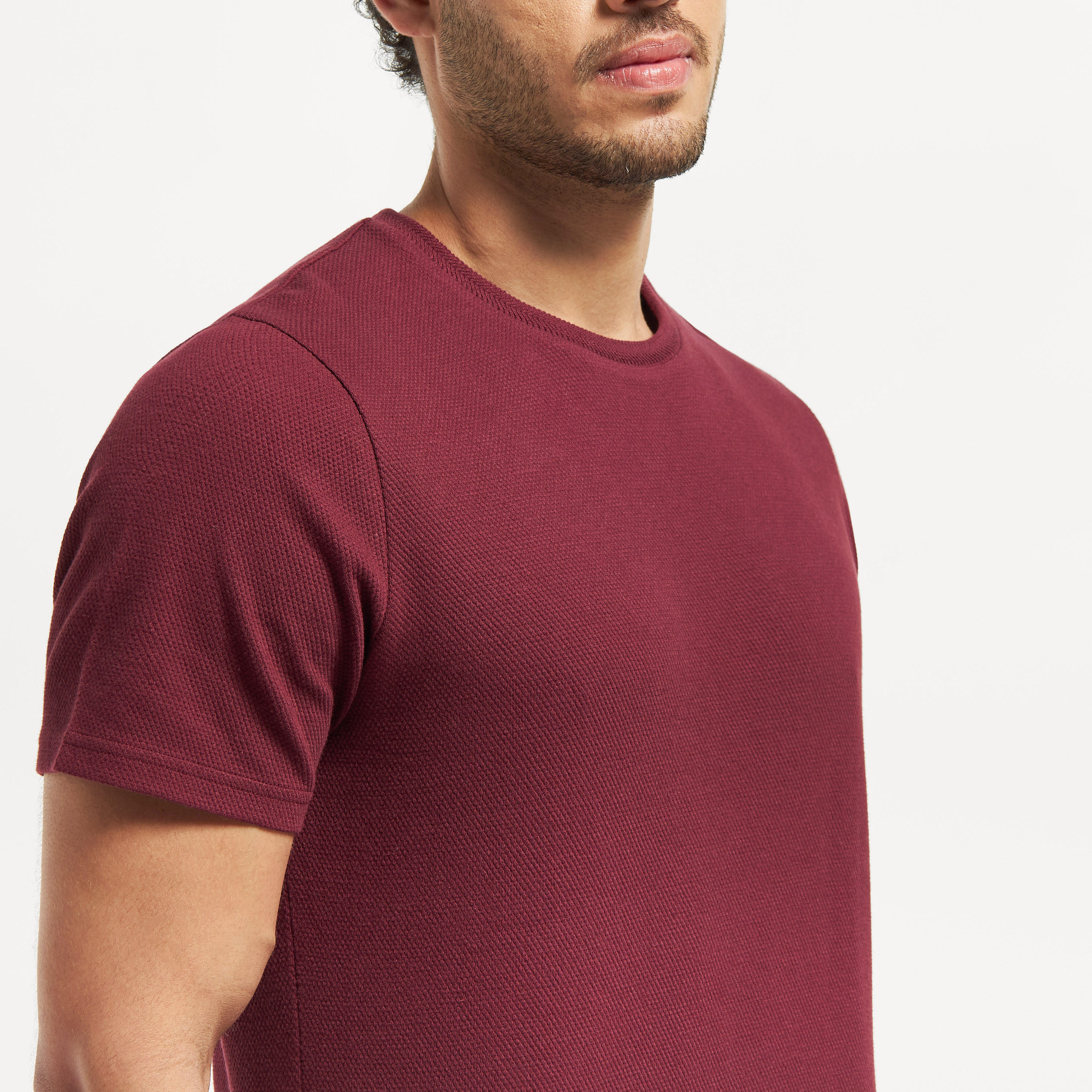 تيشيرت بارز الملمس بياقة ضيّقة وأكمام قصيرة من آيكونك-men-clothing-tshirtsandpolos-tshirts-image-12