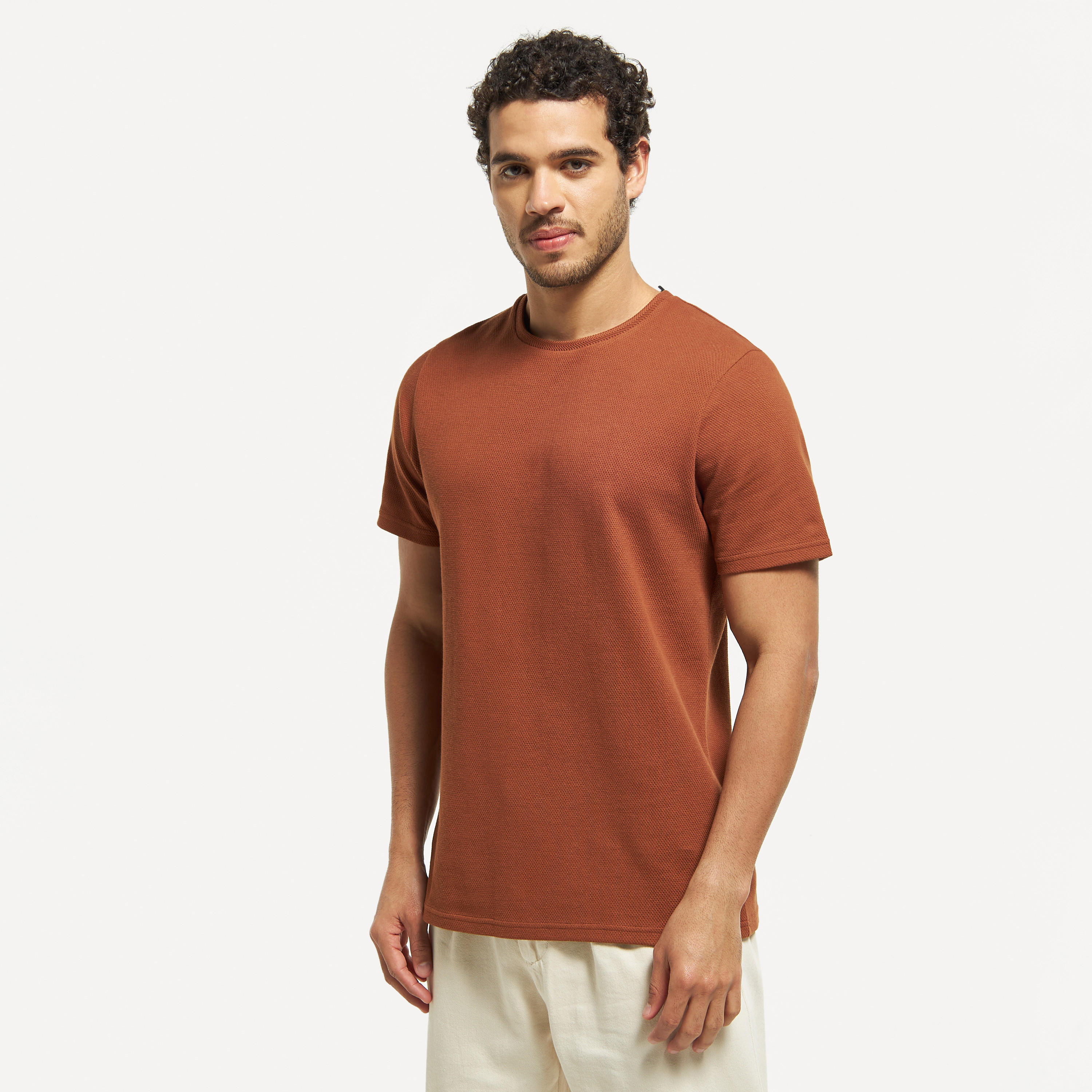 تيشيرت بارز الملمس بياقة ضيّقة وأكمام قصيرة من آيكونك-men-clothing-tshirtsandpolos-tshirts-image-13