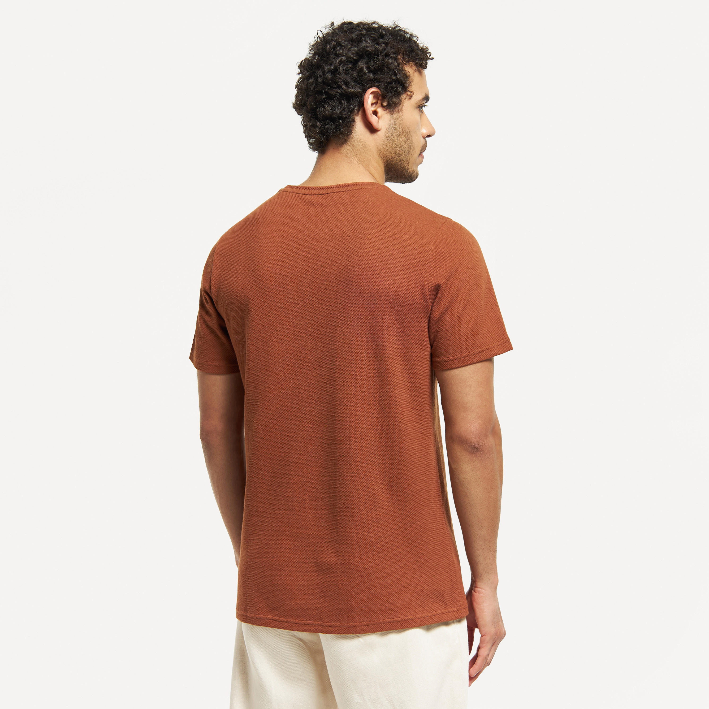 تيشيرت بارز الملمس بياقة ضيّقة وأكمام قصيرة من آيكونك-men-clothing-tshirtsandpolos-tshirts-image-15