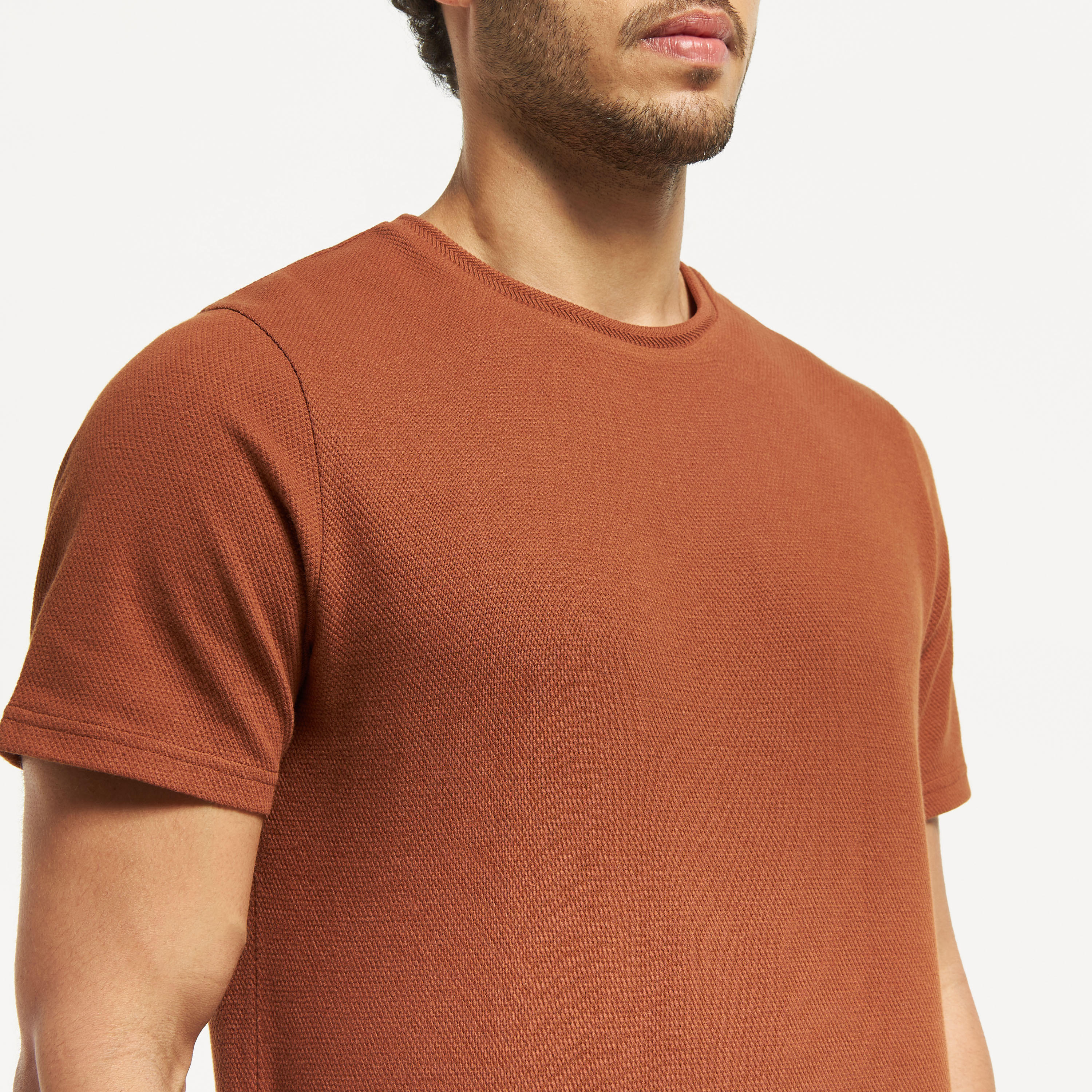 تيشيرت بارز الملمس بياقة ضيّقة وأكمام قصيرة من آيكونك-men-clothing-tshirtsandpolos-tshirts-image-16