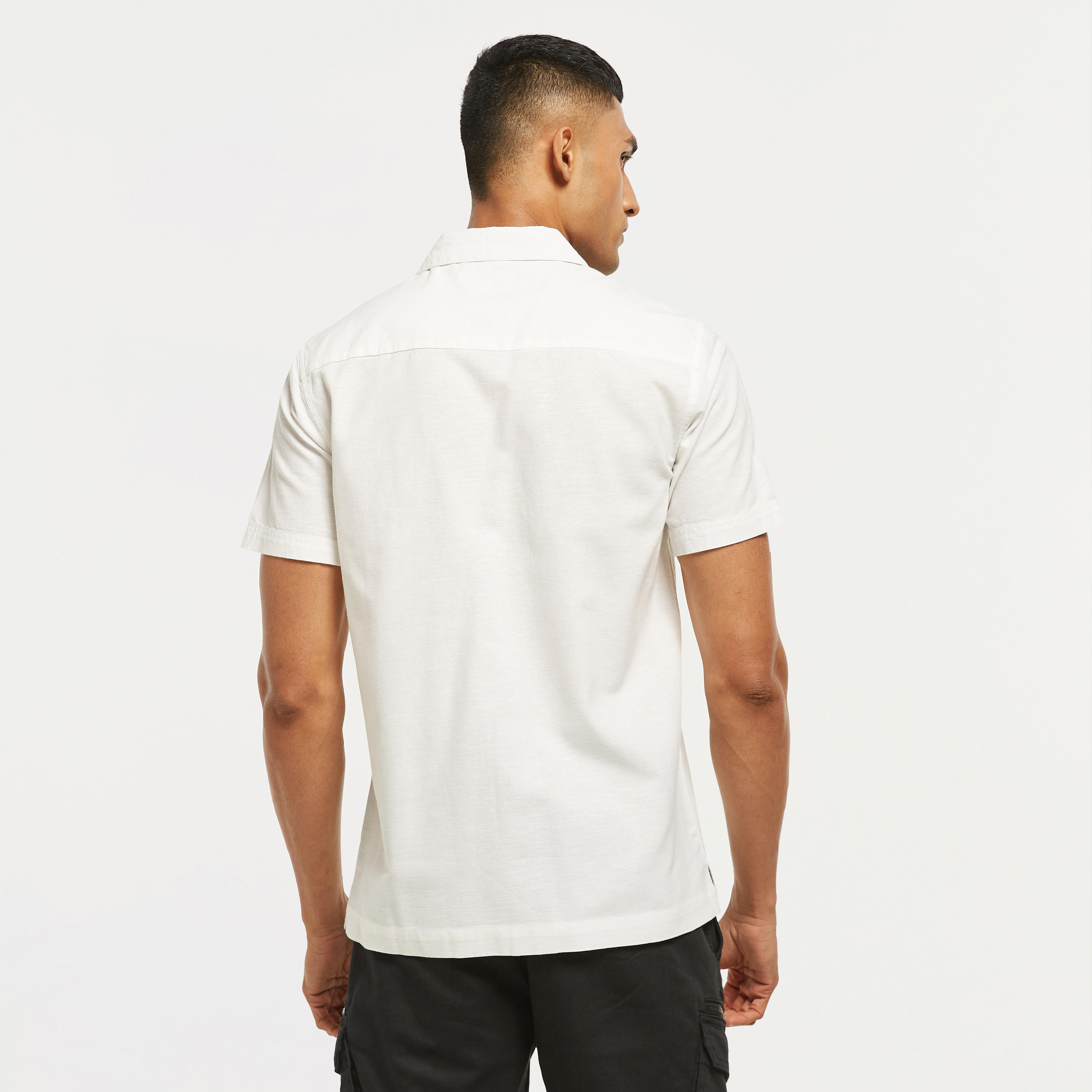 قميص مطرز بياقة عادية وأكمام قصيرة من آيكونيك-men-clothing-shirts-image-3