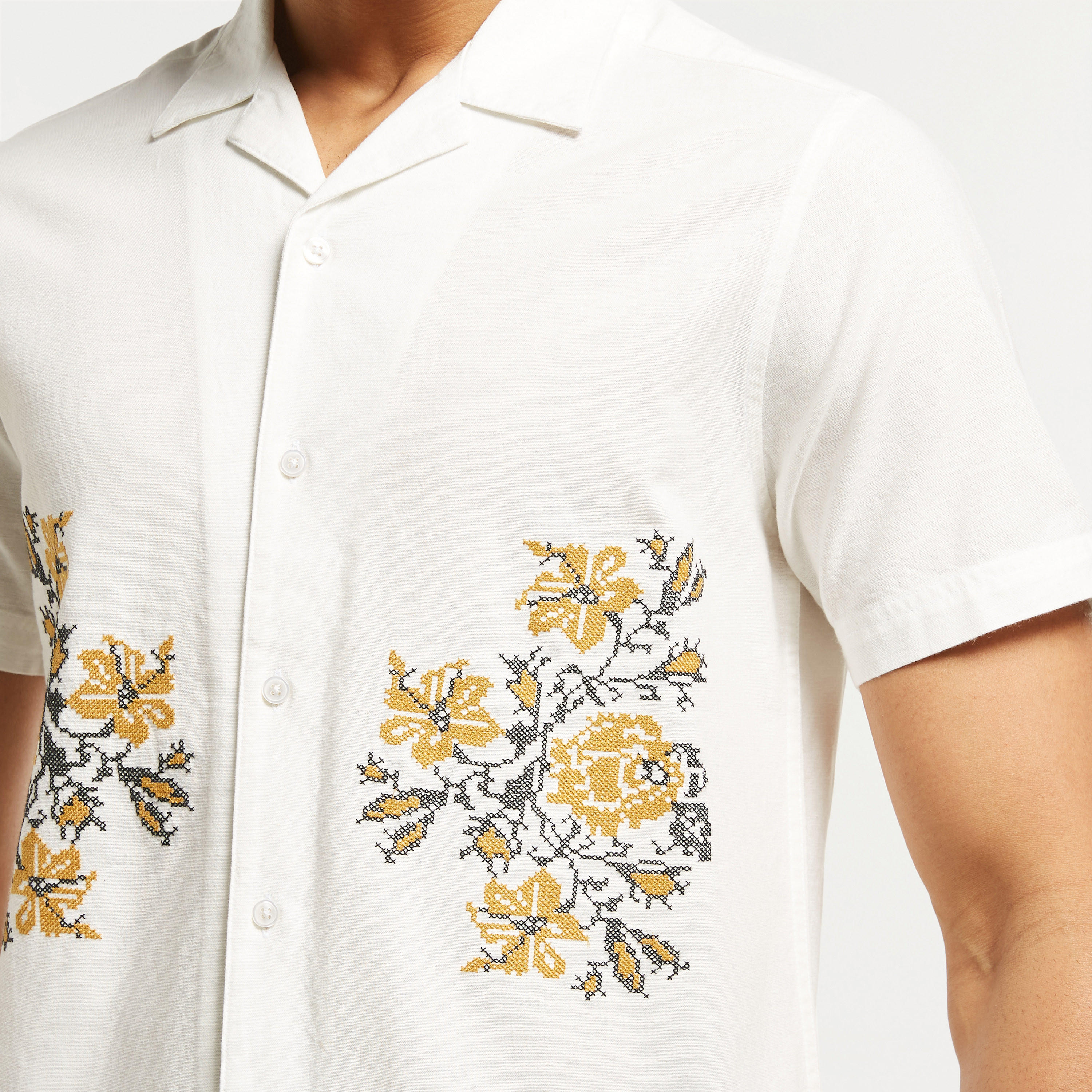 قميص مطرز بياقة عادية وأكمام قصيرة من آيكونيك-men-clothing-shirts-image-4