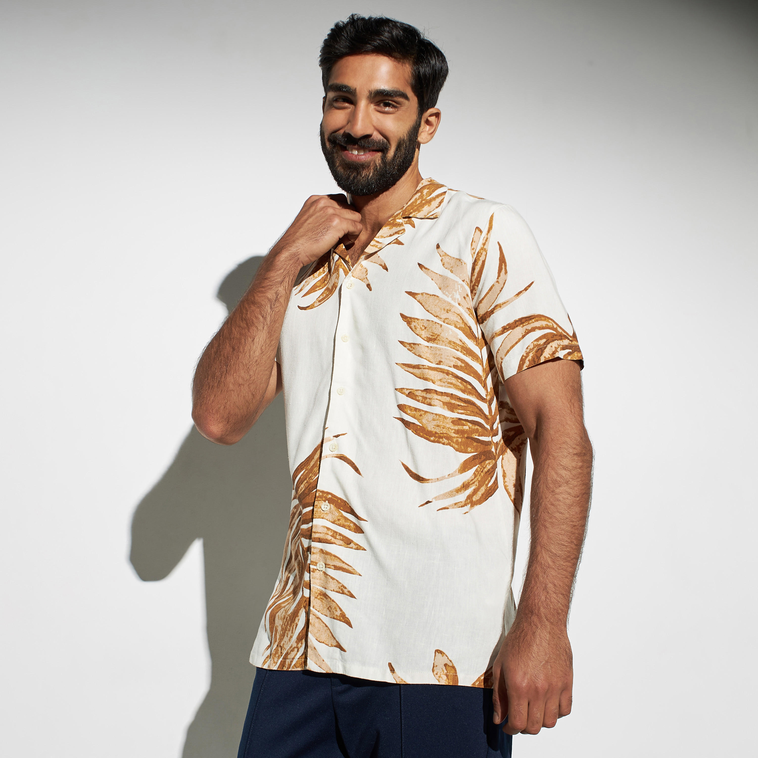 قميص بياقة كامب فسكوز كتان بطبعات من آيكونك-men-clothing-shirts-image-1