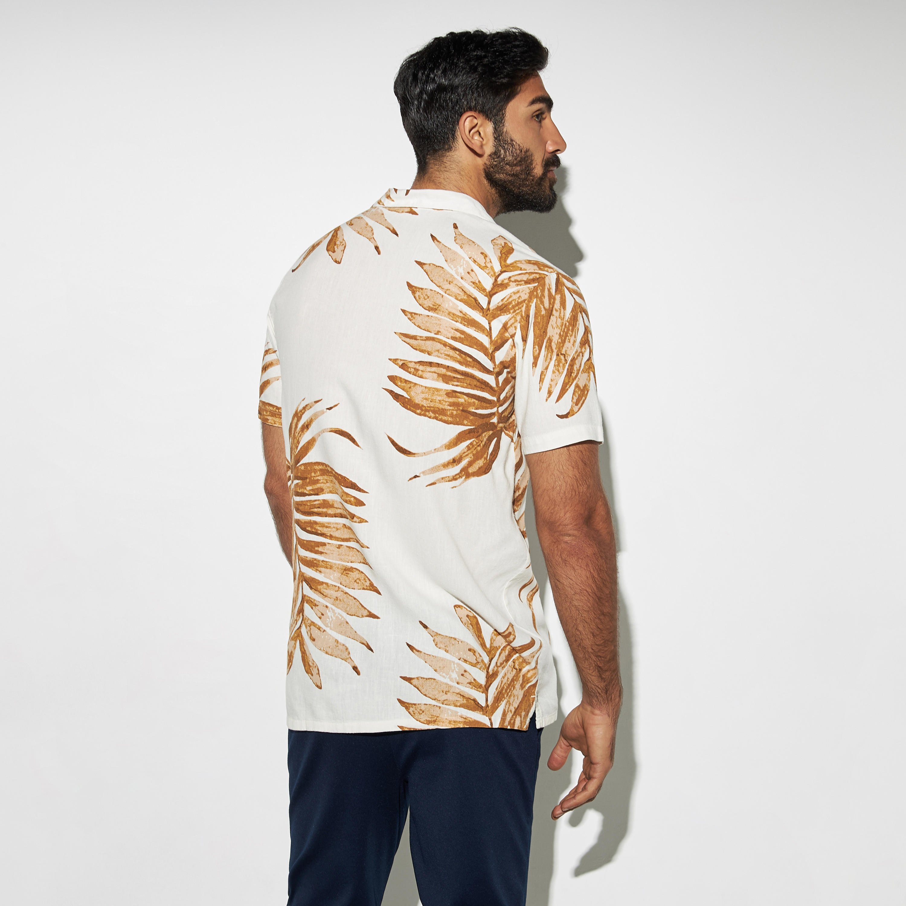 قميص بياقة كامب فسكوز كتان بطبعات من آيكونك-men-clothing-shirts-image-2