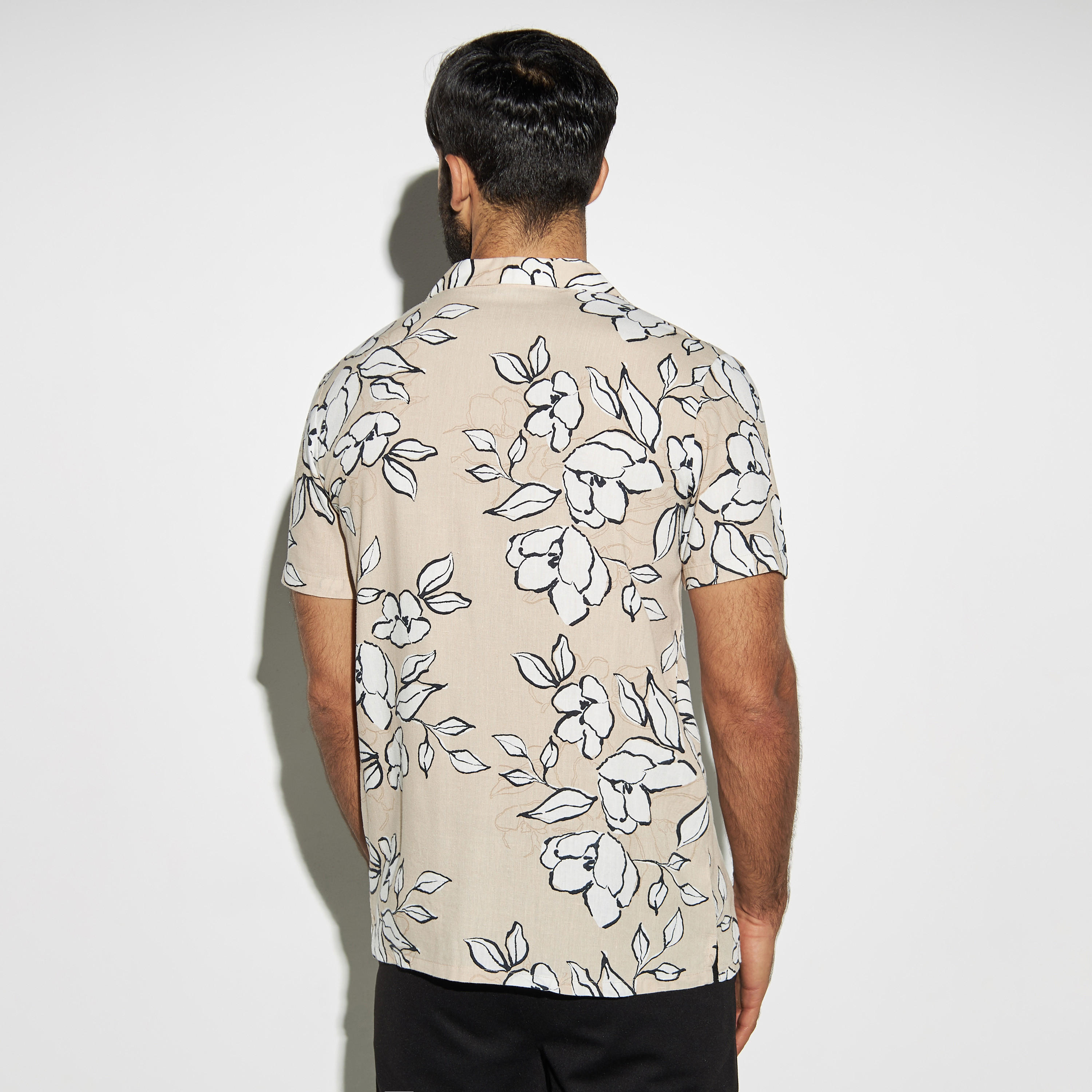 قميص بياقة كامب فسكوز كتان بطبعات من آيكونك-men-clothing-shirts-image-2