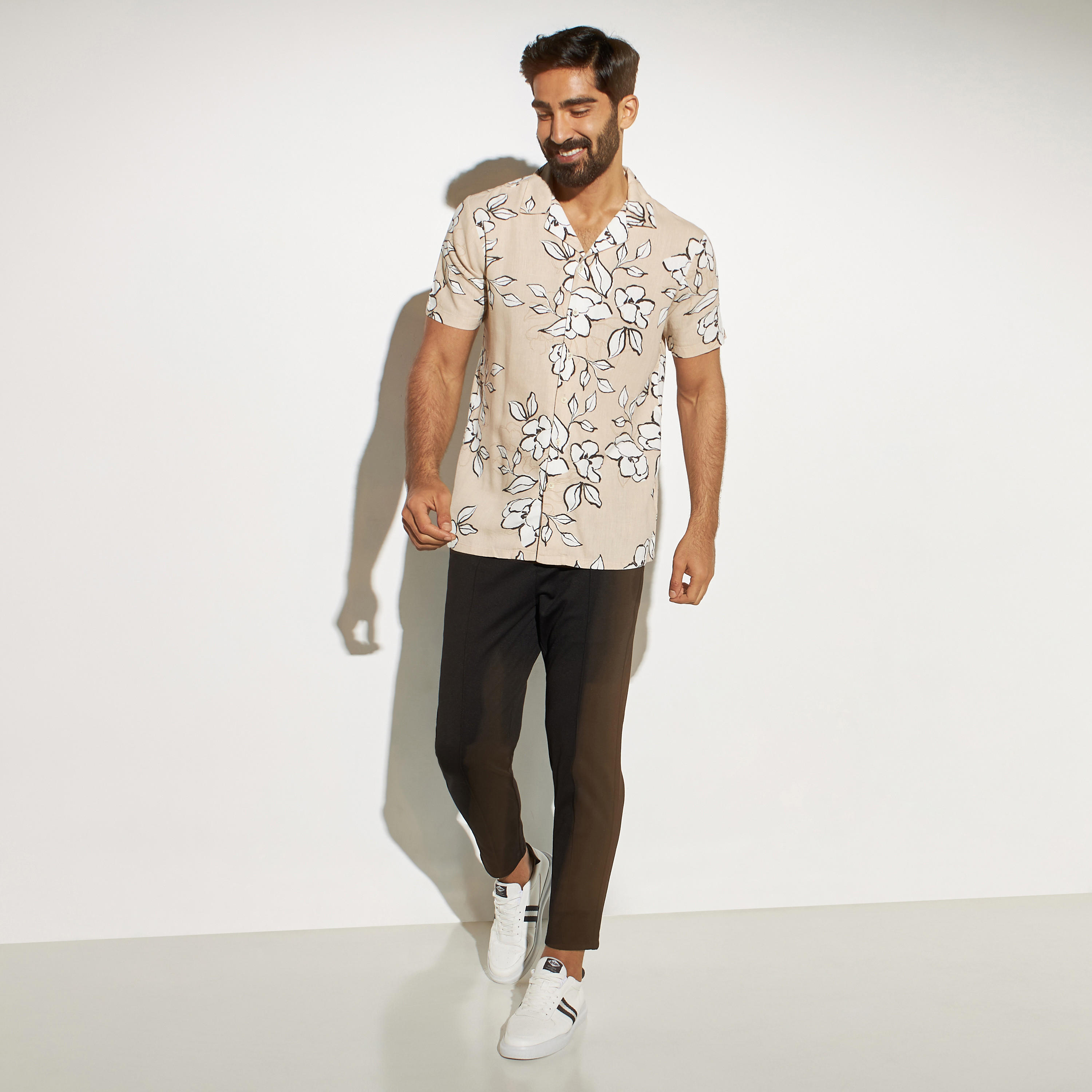 قميص بياقة كامب فسكوز كتان بطبعات من آيكونك-men-clothing-shirts-image-4