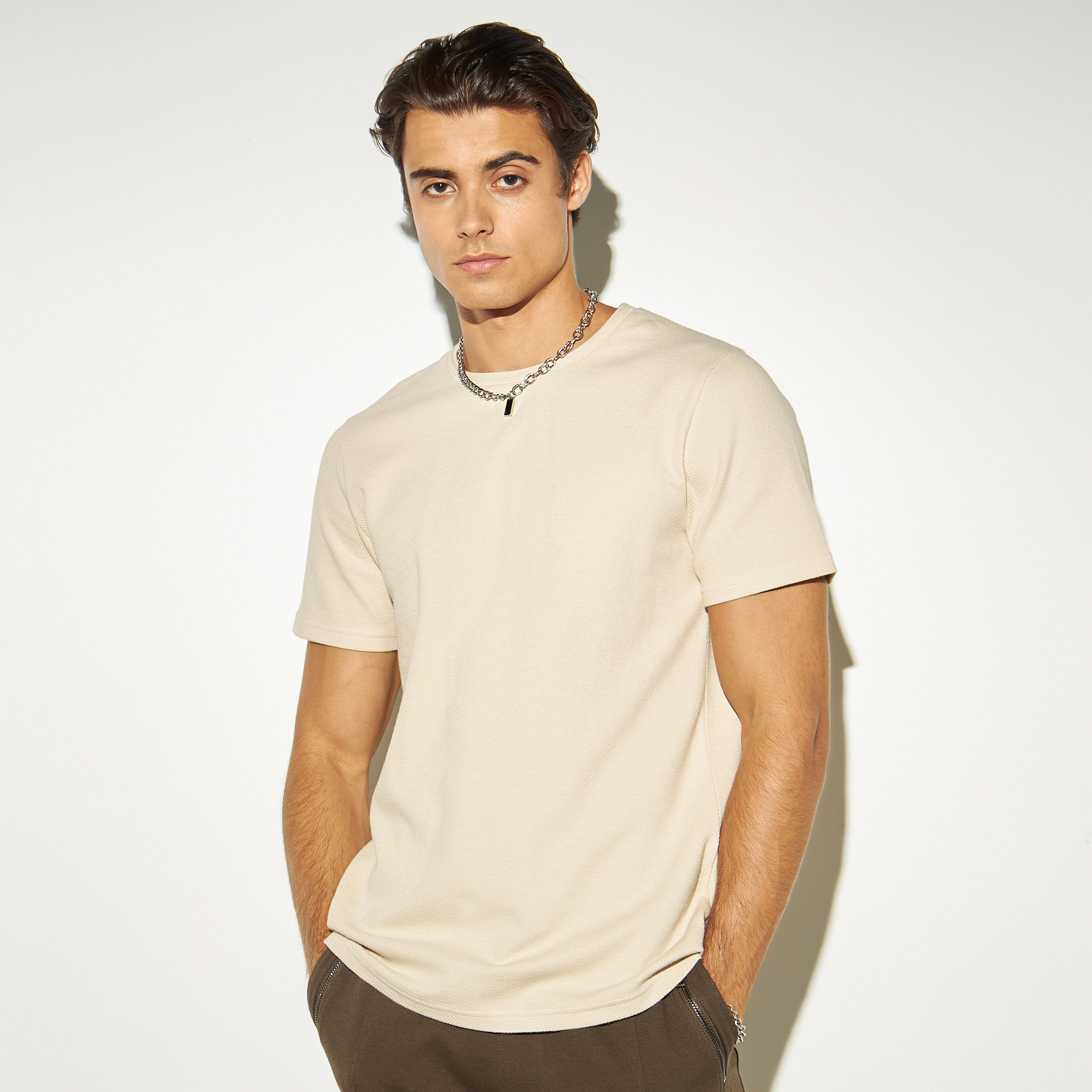 تيشيرت بارز الملمس بياقة ضيّقة وأكمام قصيرة من آيكونيك-men-clothing-tshirtsandpolos-tshirts-image-1