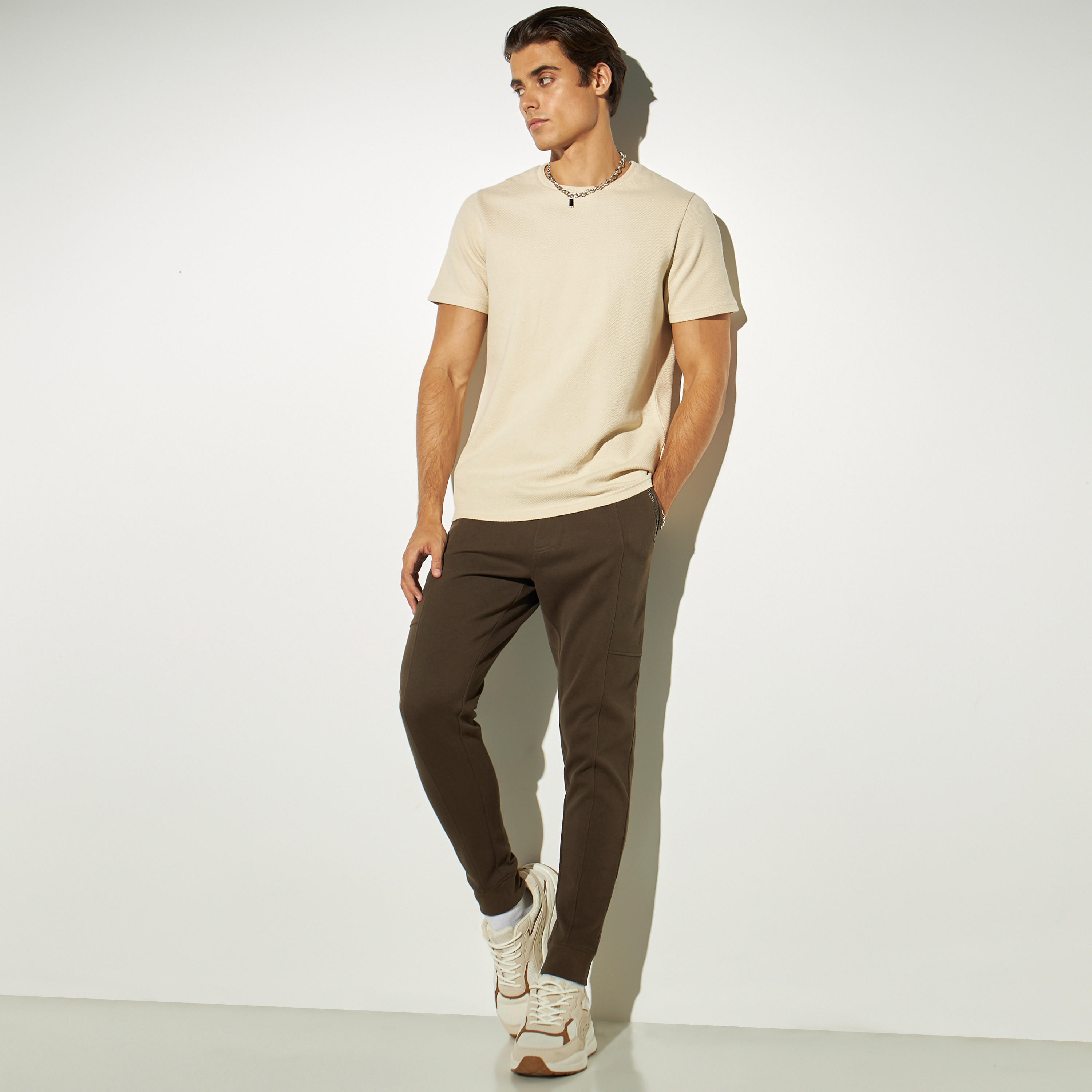 تيشيرت بارز الملمس بياقة ضيّقة وأكمام قصيرة من آيكونيك-men-clothing-tshirtsandpolos-tshirts-image-2