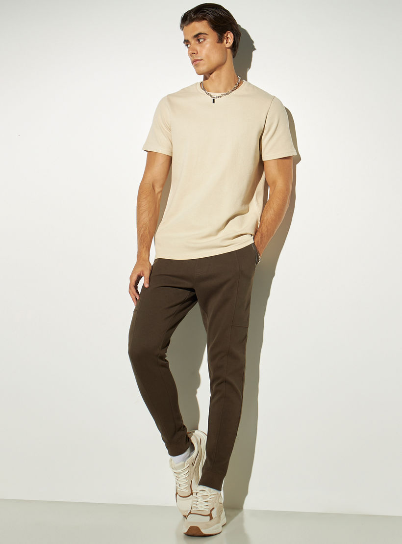 تيشيرت بارز الملمس بياقة ضيّقة وأكمام قصيرة من آيكونيك-men-clothing-tshirtsandpolos-tshirts-image-2
