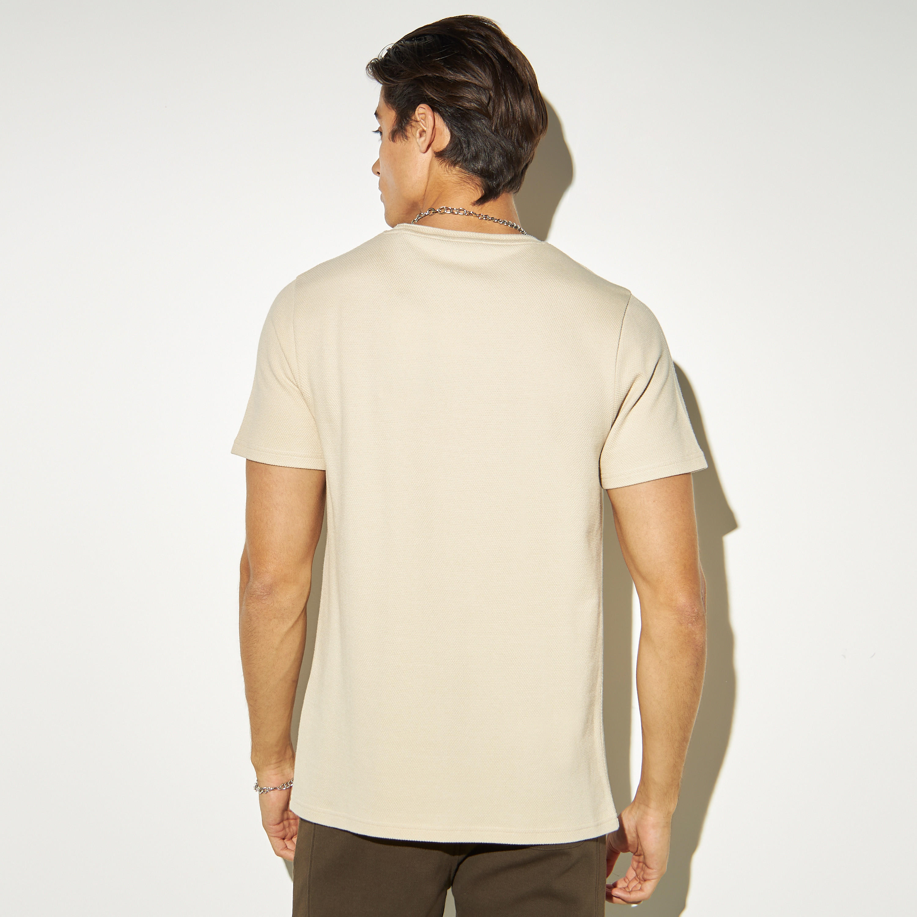 تيشيرت بارز الملمس بياقة ضيّقة وأكمام قصيرة من آيكونيك-men-clothing-tshirtsandpolos-tshirts-image-3