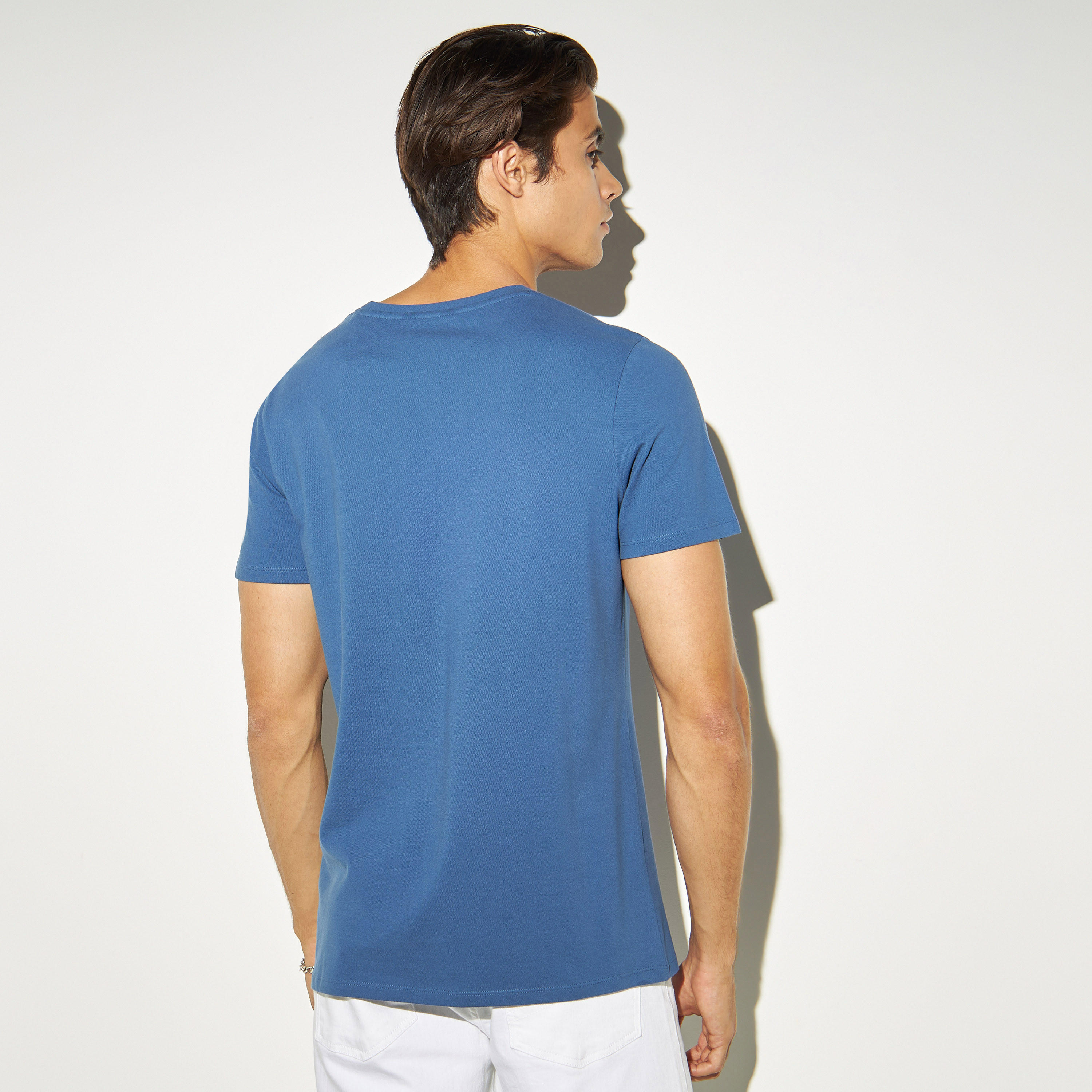 تيشيرت بياقة ضيّقة وطبعات من آيكونك-men-clothing-tshirtsandpolos-tshirts-image-3