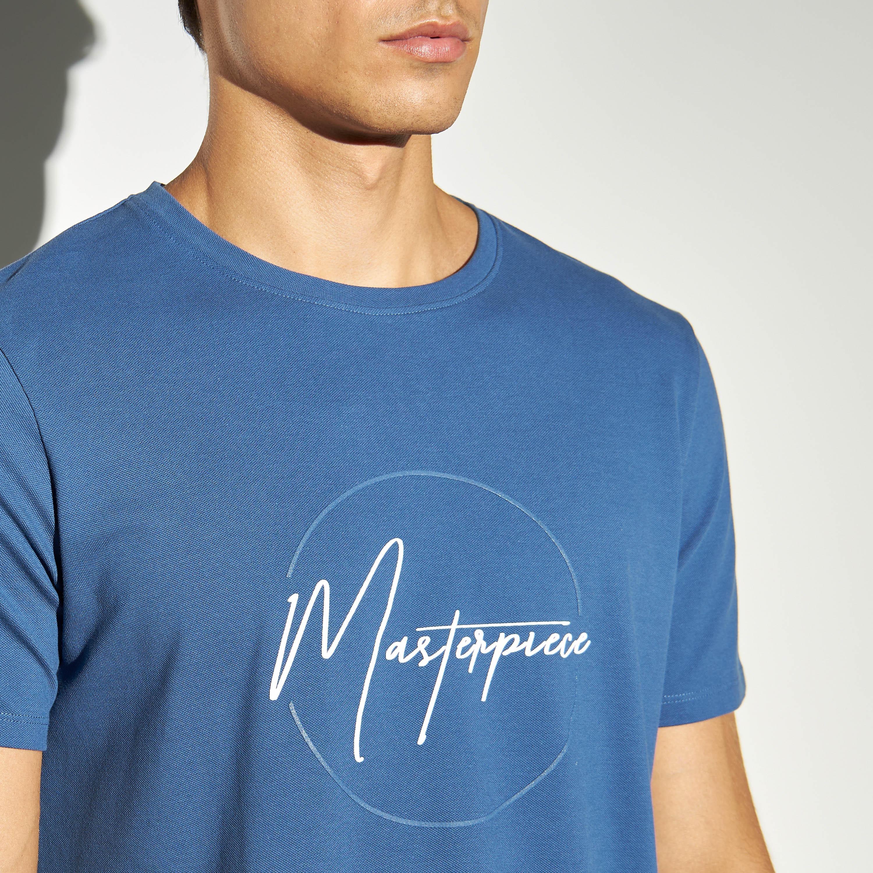 تيشيرت بياقة ضيّقة وطبعات من آيكونك-men-clothing-tshirtsandpolos-tshirts-image-4