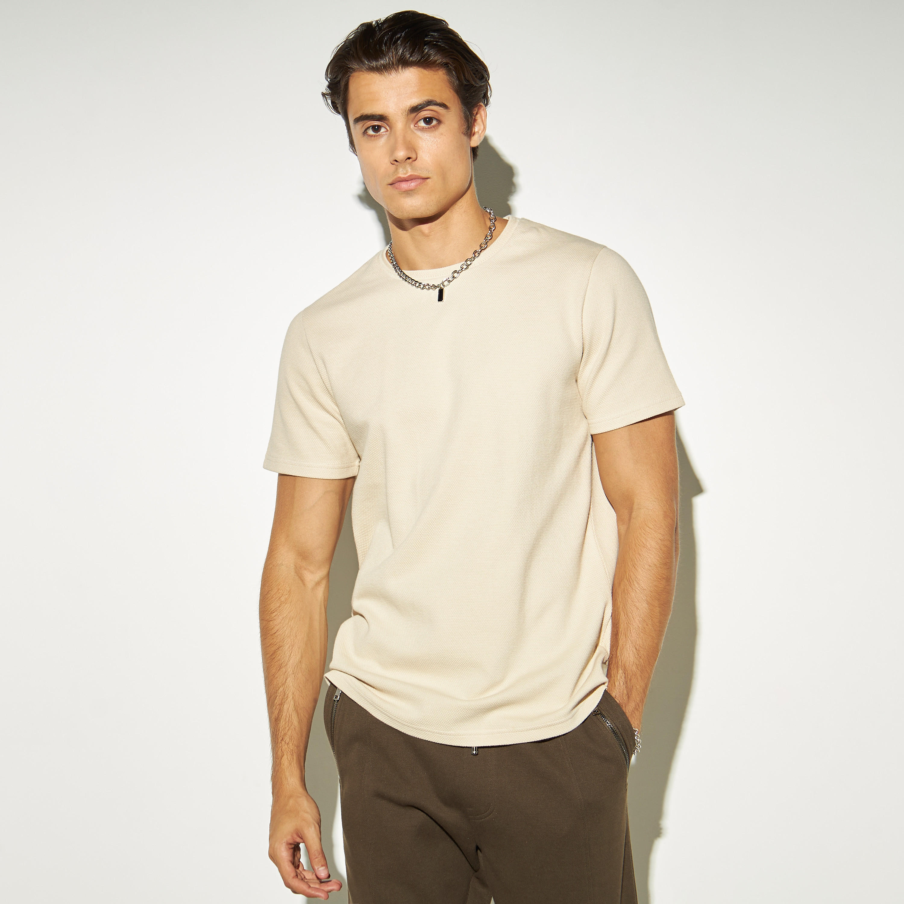 تيشيرت بارز الملمس بياقة ضيّقة وأكمام قصيرة من آيكونيك-men-clothing-tshirtsandpolos-tshirts-image-1