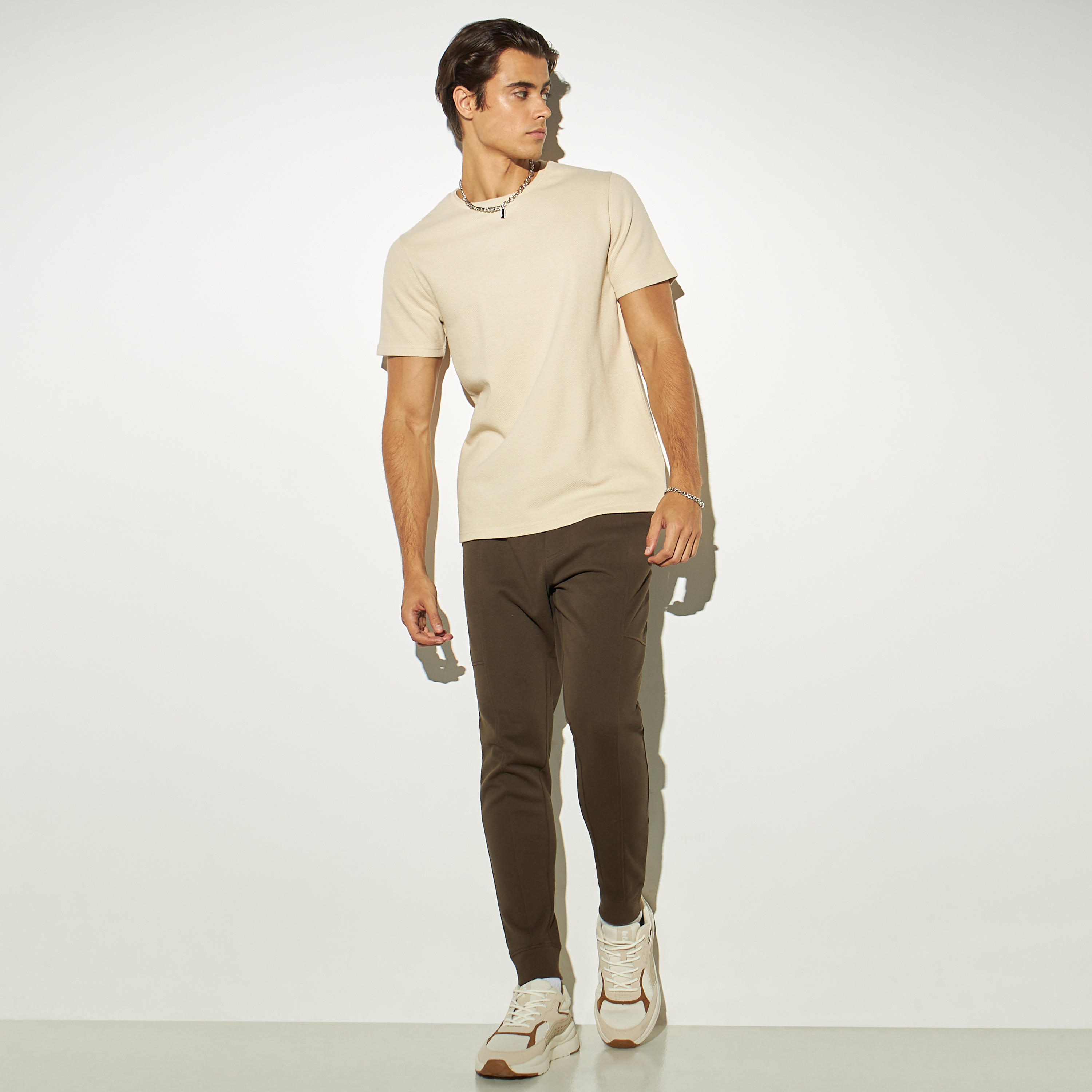 تيشيرت بارز الملمس بياقة ضيّقة وأكمام قصيرة من آيكونيك-men-clothing-tshirtsandpolos-tshirts-image-2