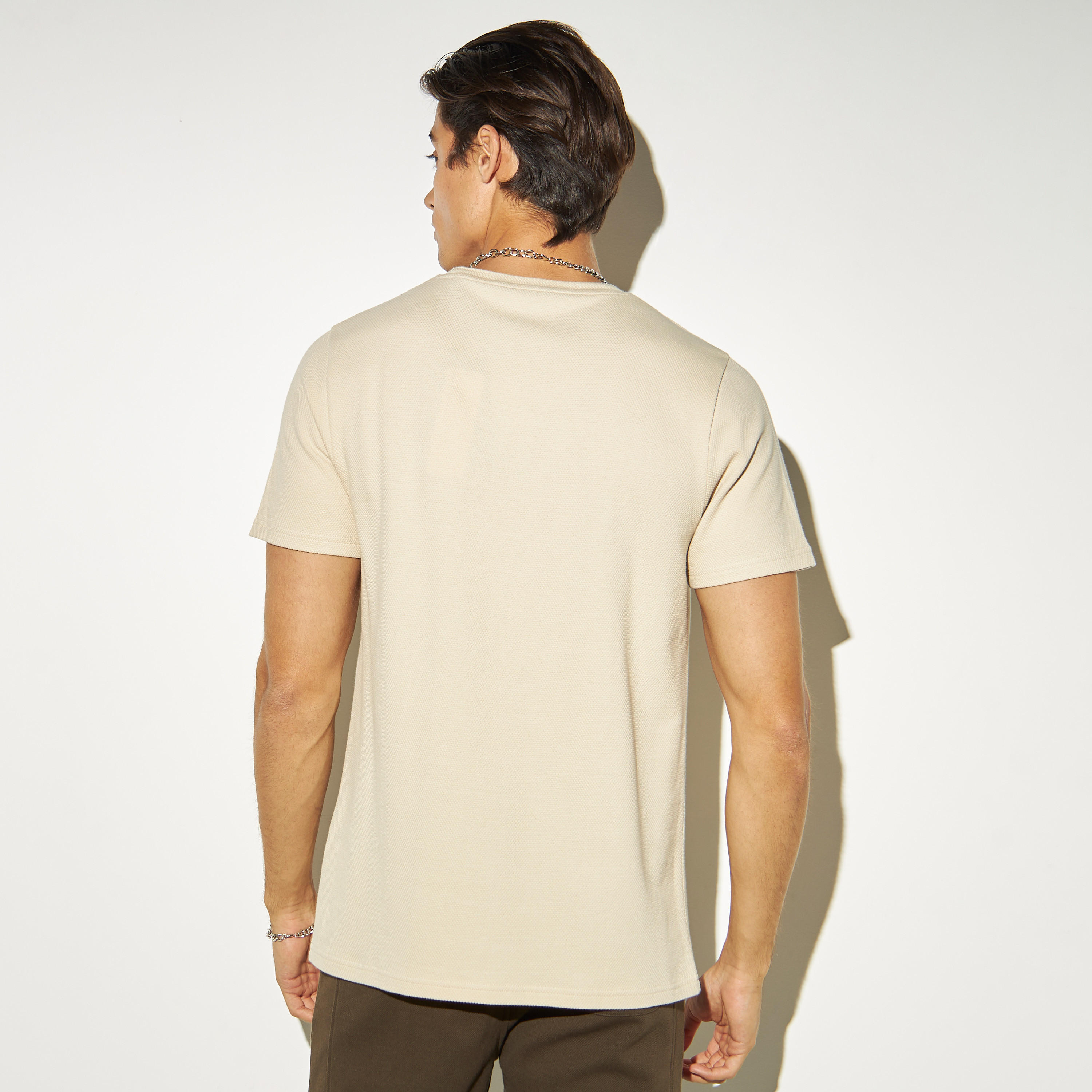 تيشيرت بارز الملمس بياقة ضيّقة وأكمام قصيرة من آيكونيك-men-clothing-tshirtsandpolos-tshirts-image-3