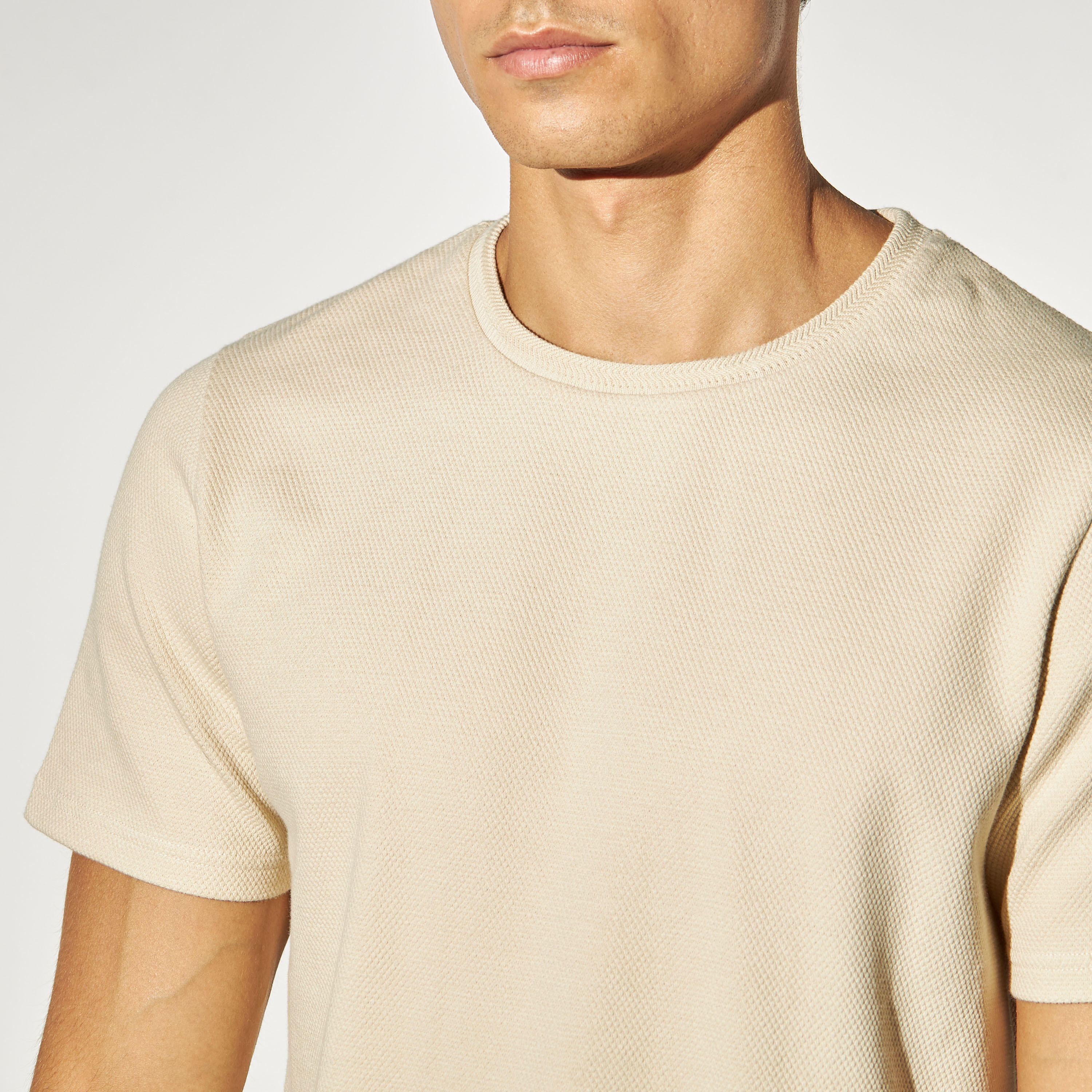 تيشيرت بارز الملمس بياقة ضيّقة وأكمام قصيرة من آيكونيك-men-clothing-tshirtsandpolos-tshirts-image-4