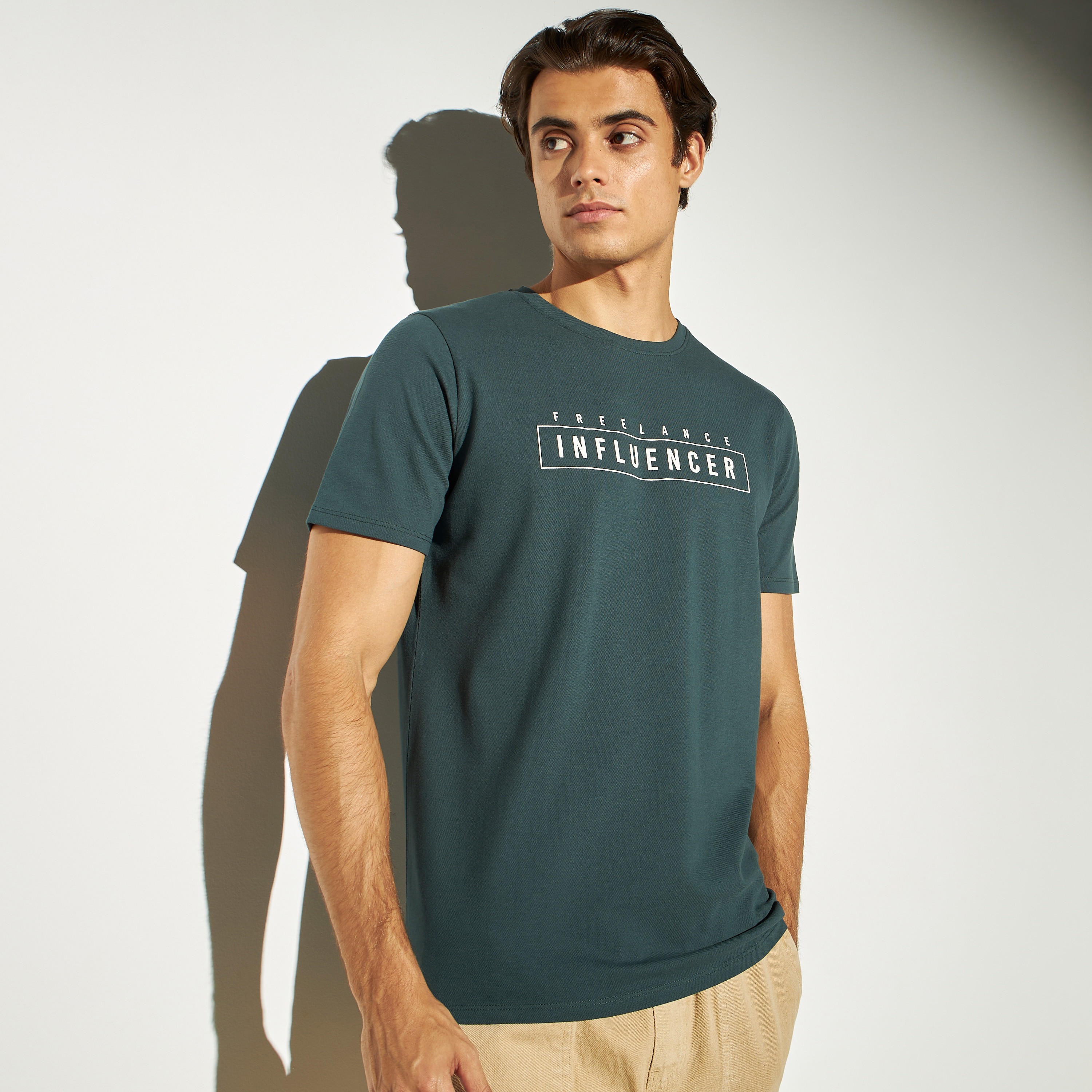 تيشيرت بيكيه بياقة ضيقة بيكيه وأكمام قصيرة وطبعات تايبوجرافيك من آيكونيك-men-clothing-tshirtsandpolos-tshirts-image-1