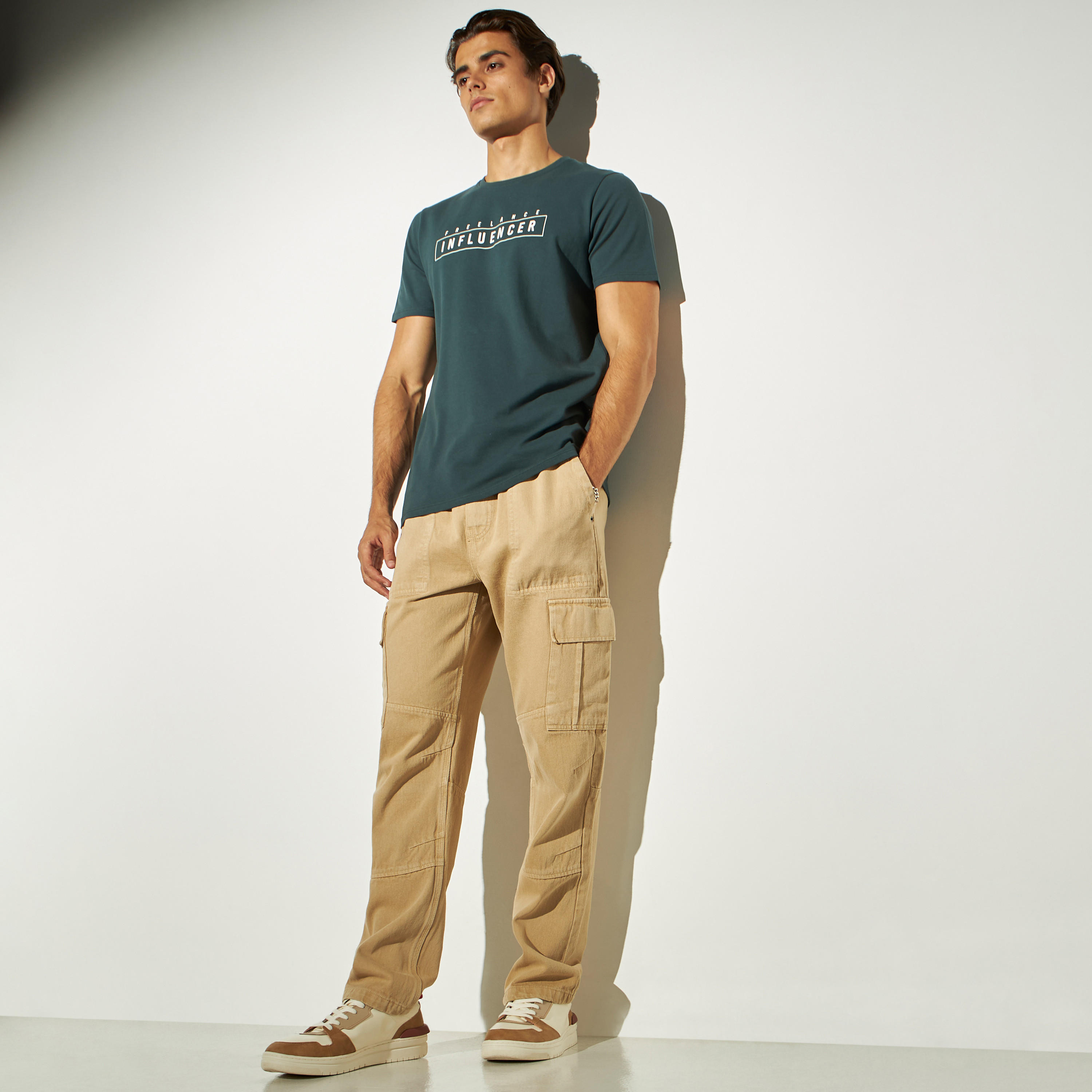 تيشيرت بيكيه بياقة ضيقة بيكيه وأكمام قصيرة وطبعات تايبوجرافيك من آيكونيك-men-clothing-tshirtsandpolos-tshirts-image-2