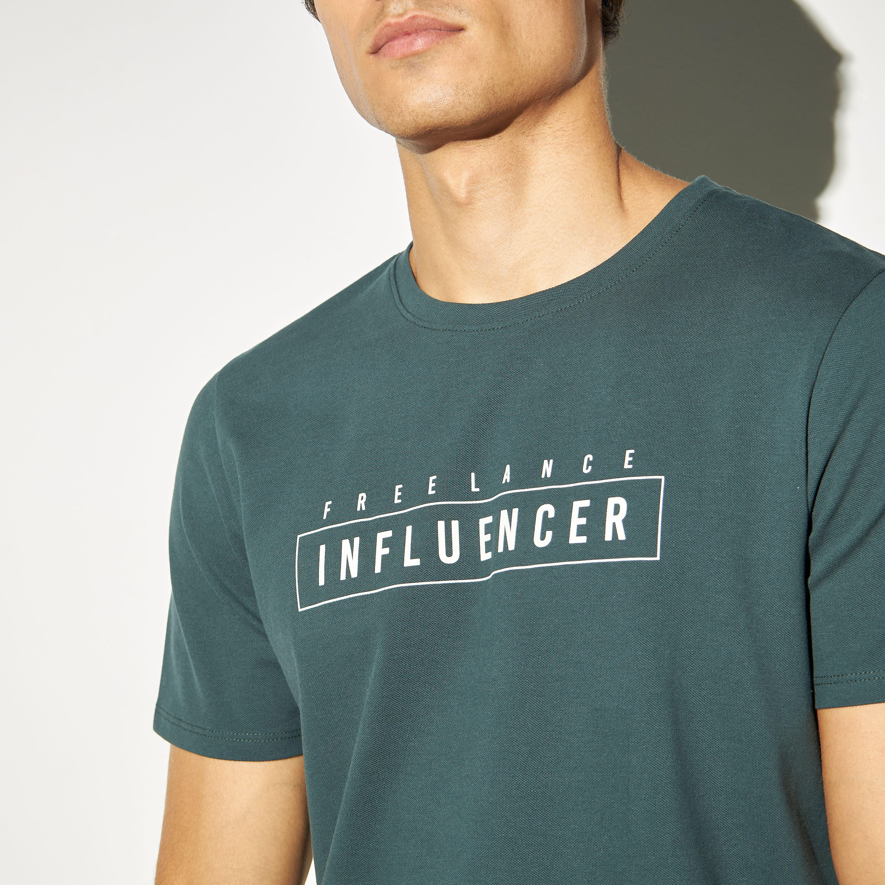 تيشيرت بيكيه بياقة ضيقة بيكيه وأكمام قصيرة وطبعات تايبوجرافيك من آيكونيك-men-clothing-tshirtsandpolos-tshirts-image-4