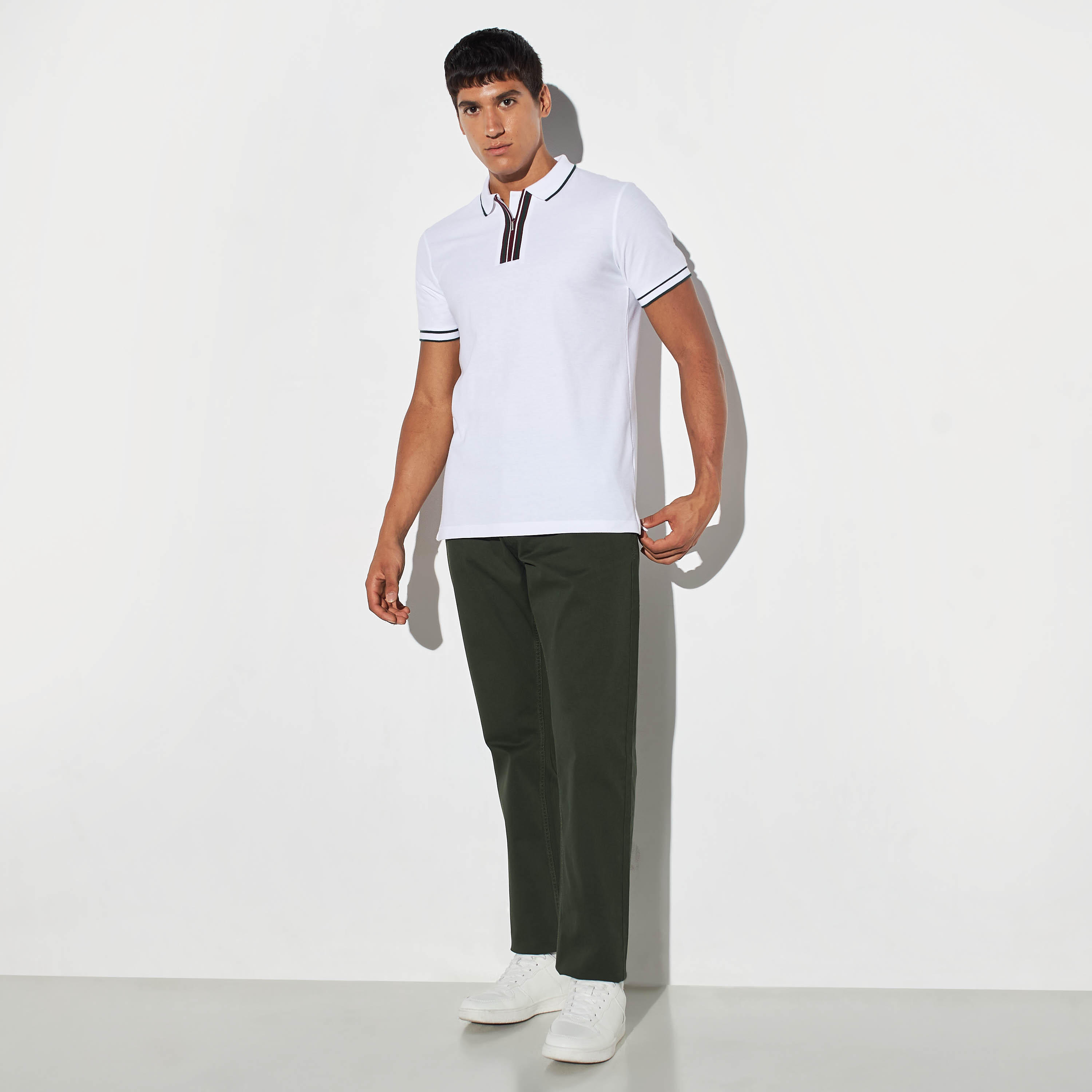 تيشيرت بولو سادة بأكمام قصيرة وتفاصيل خيوط بارزة من آيكونيك-men-clothing-tshirtsandpolos-tshirts-image-3