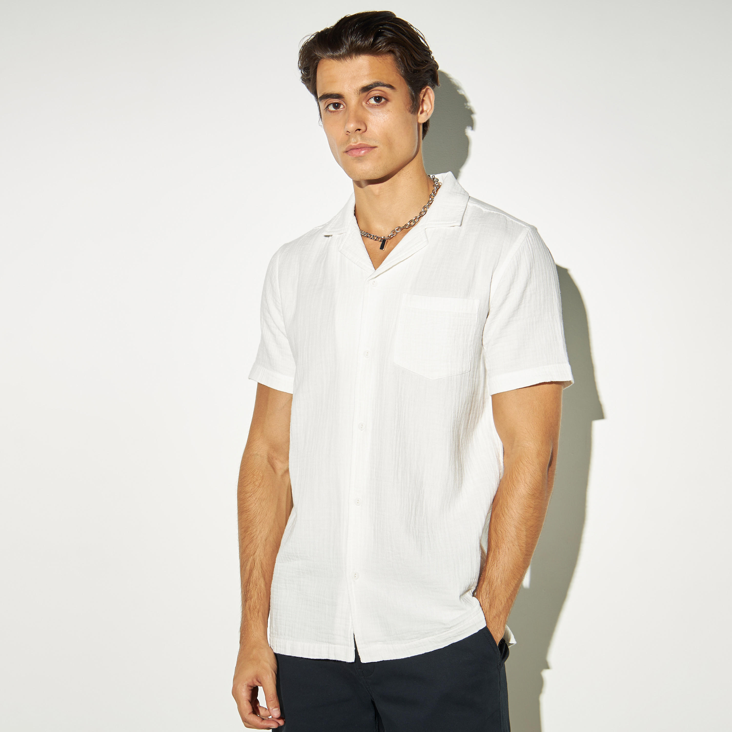 قميص بارز الملمس بياقة كامب وأكمام قصيرة من آيكونيك-men-clothing-shirts-image-1