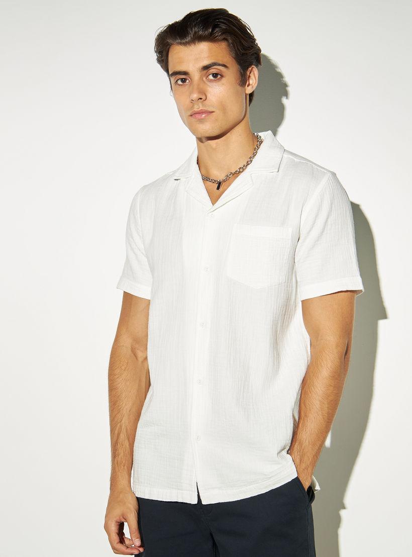 قميص بارز الملمس بياقة كامب وأكمام قصيرة من آيكونيك-men-clothing-shirts-image-1