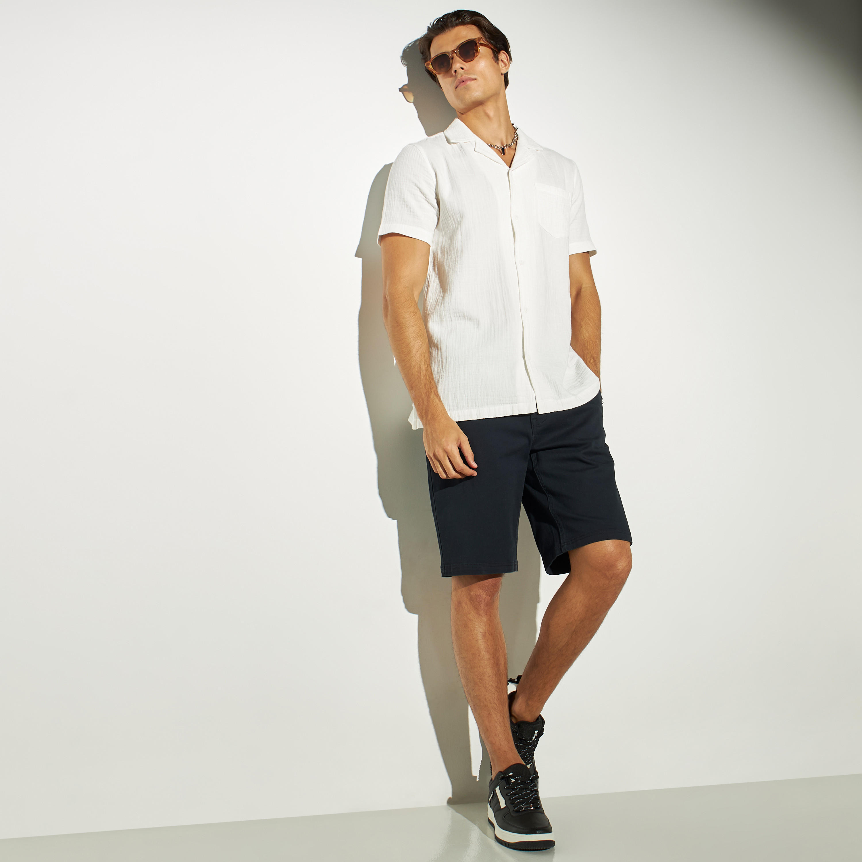 قميص بارز الملمس بياقة كامب وأكمام قصيرة من آيكونيك-men-clothing-shirts-image-2