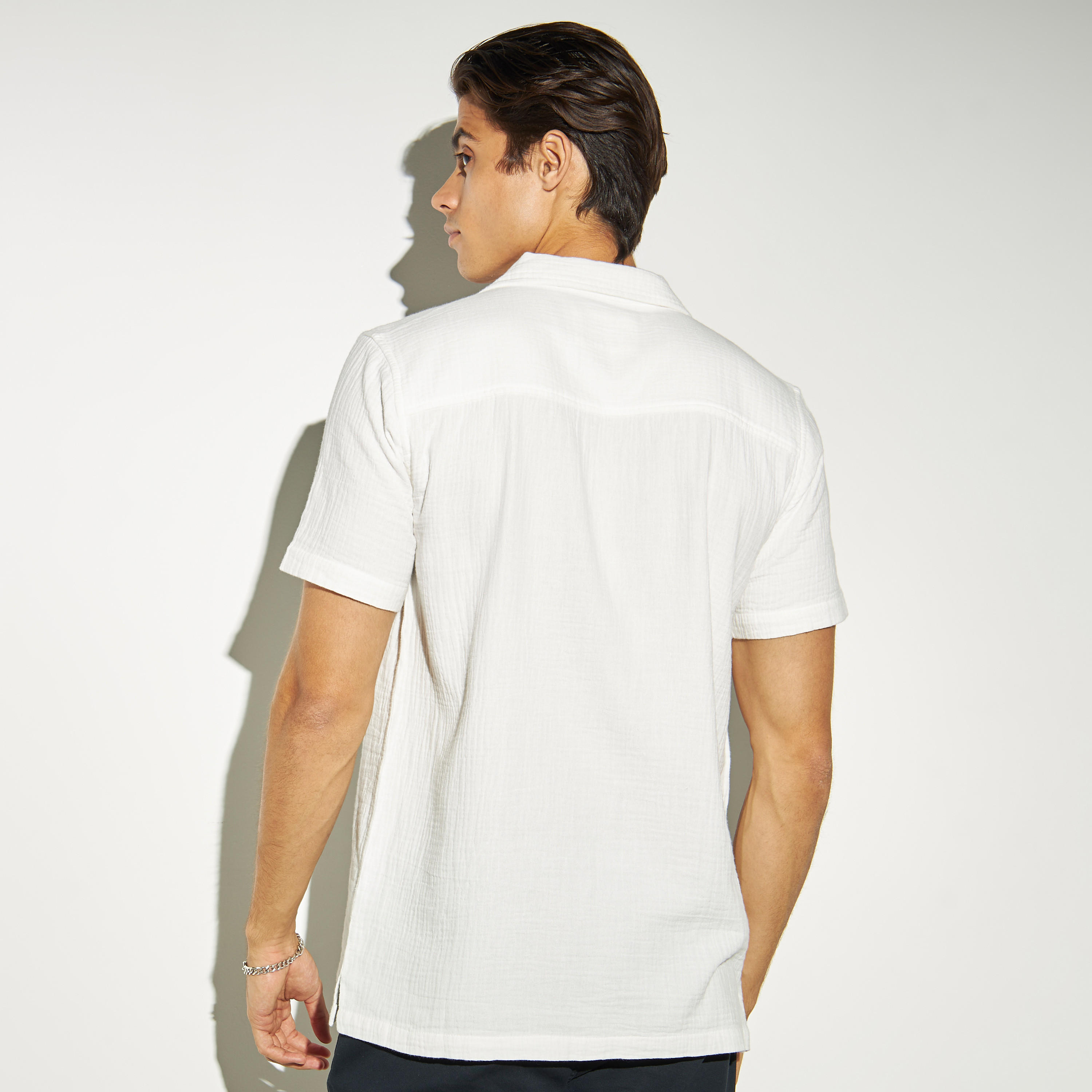 قميص بارز الملمس بياقة كامب وأكمام قصيرة من آيكونيك-men-clothing-shirts-image-3