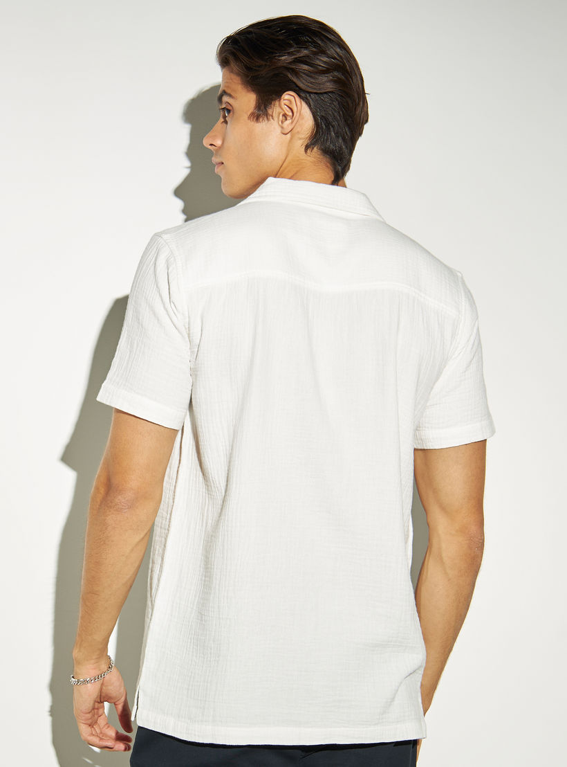 قميص بارز الملمس بياقة كامب وأكمام قصيرة من آيكونيك-men-clothing-shirts-image-3