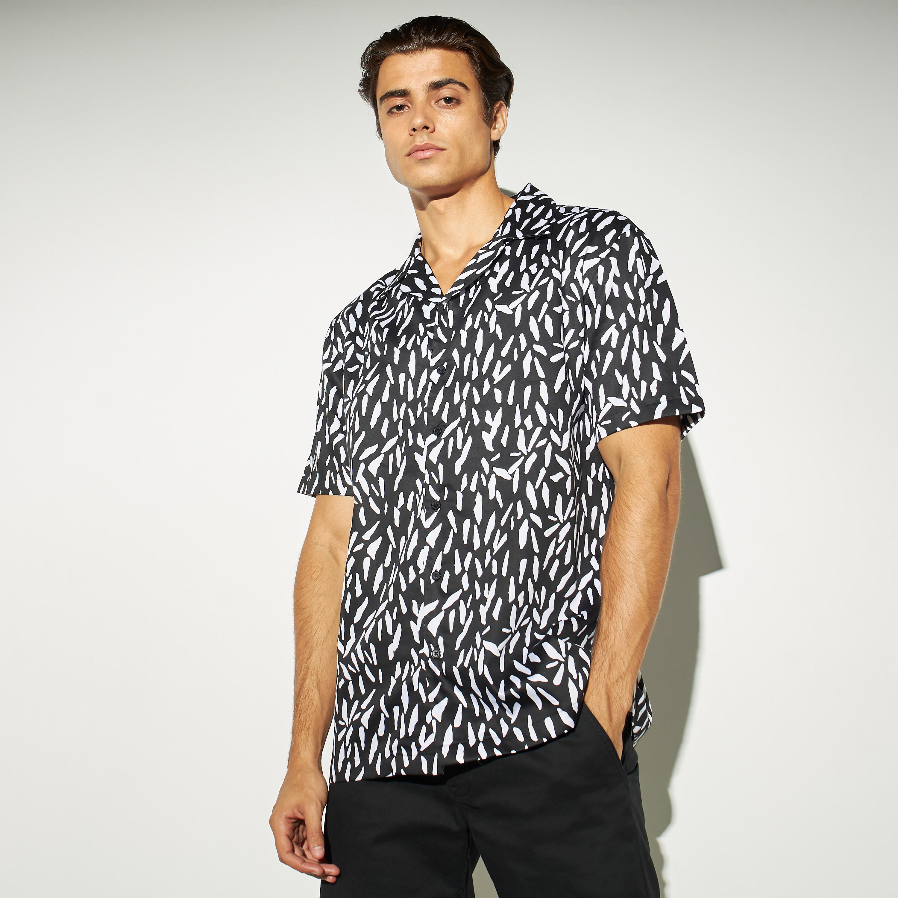 قميص بطبعات وياقة كامب وأكمام قصيرة من آيكونيك-men-clothing-shirts-image-1