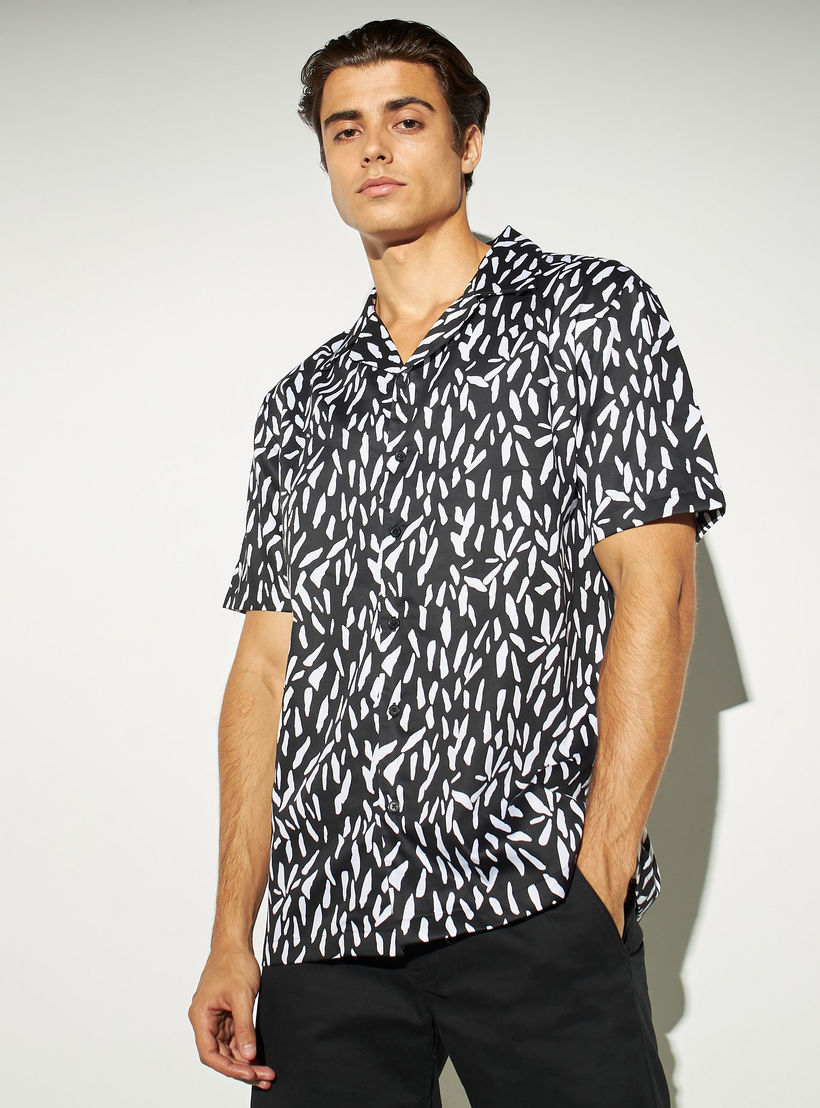 قميص بطبعات وياقة كامب وأكمام قصيرة من آيكونيك-men-clothing-shirts-image-1