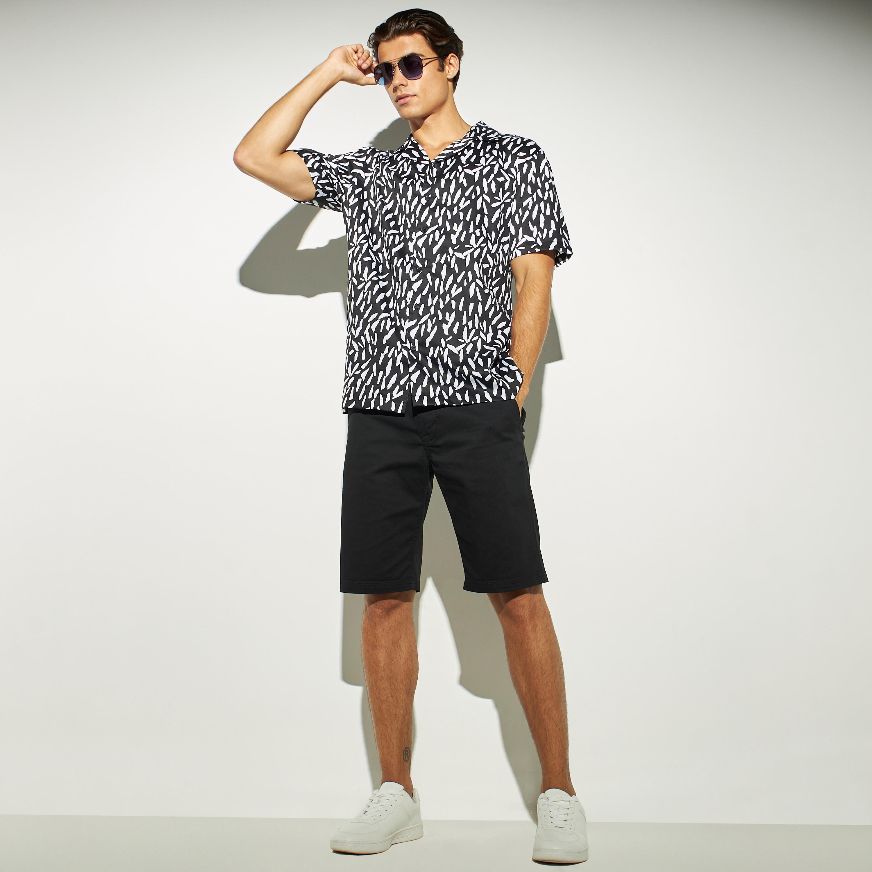 قميص بطبعات وياقة كامب وأكمام قصيرة من آيكونيك-men-clothing-shirts-image-2