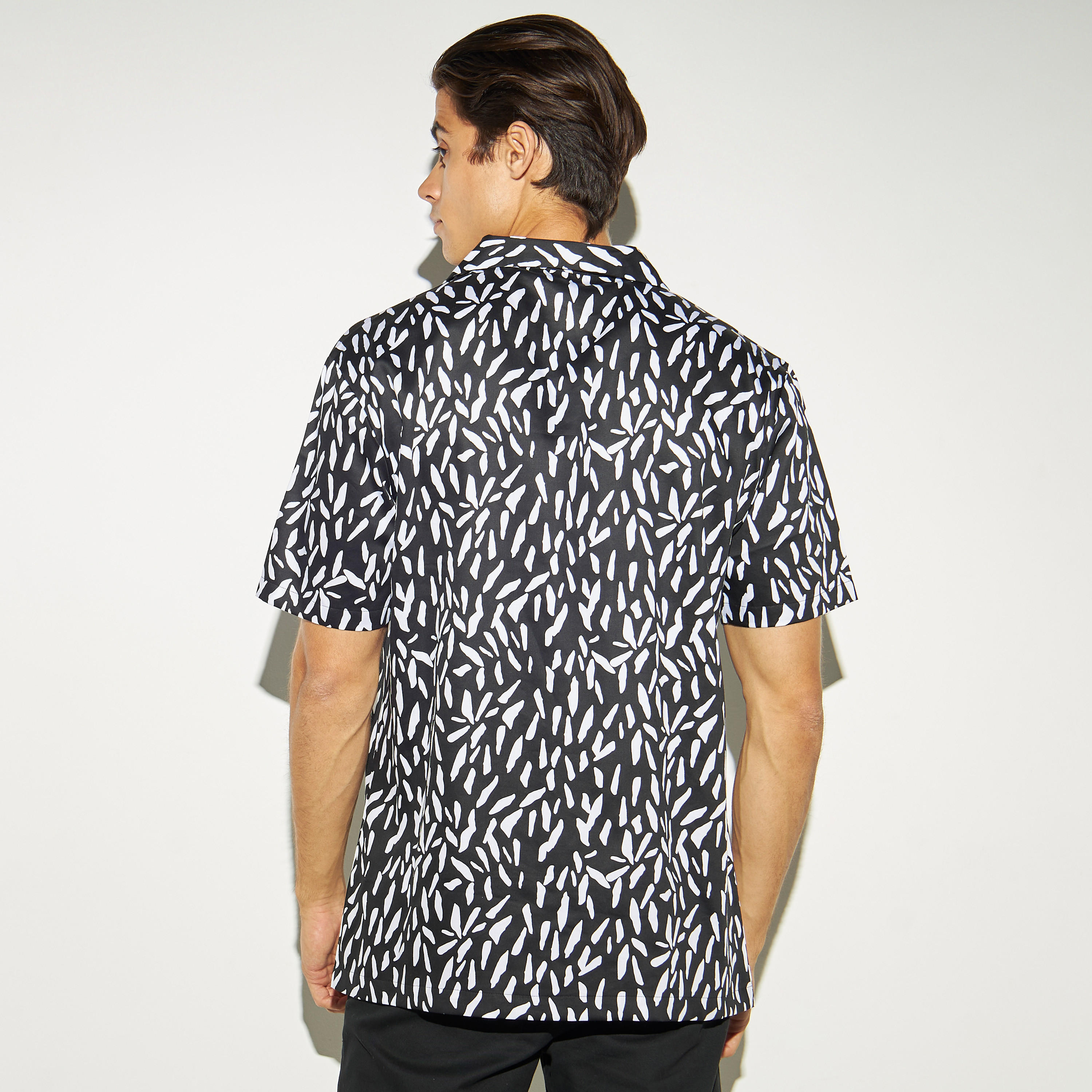 قميص بطبعات وياقة كامب وأكمام قصيرة من آيكونيك-men-clothing-shirts-image-3