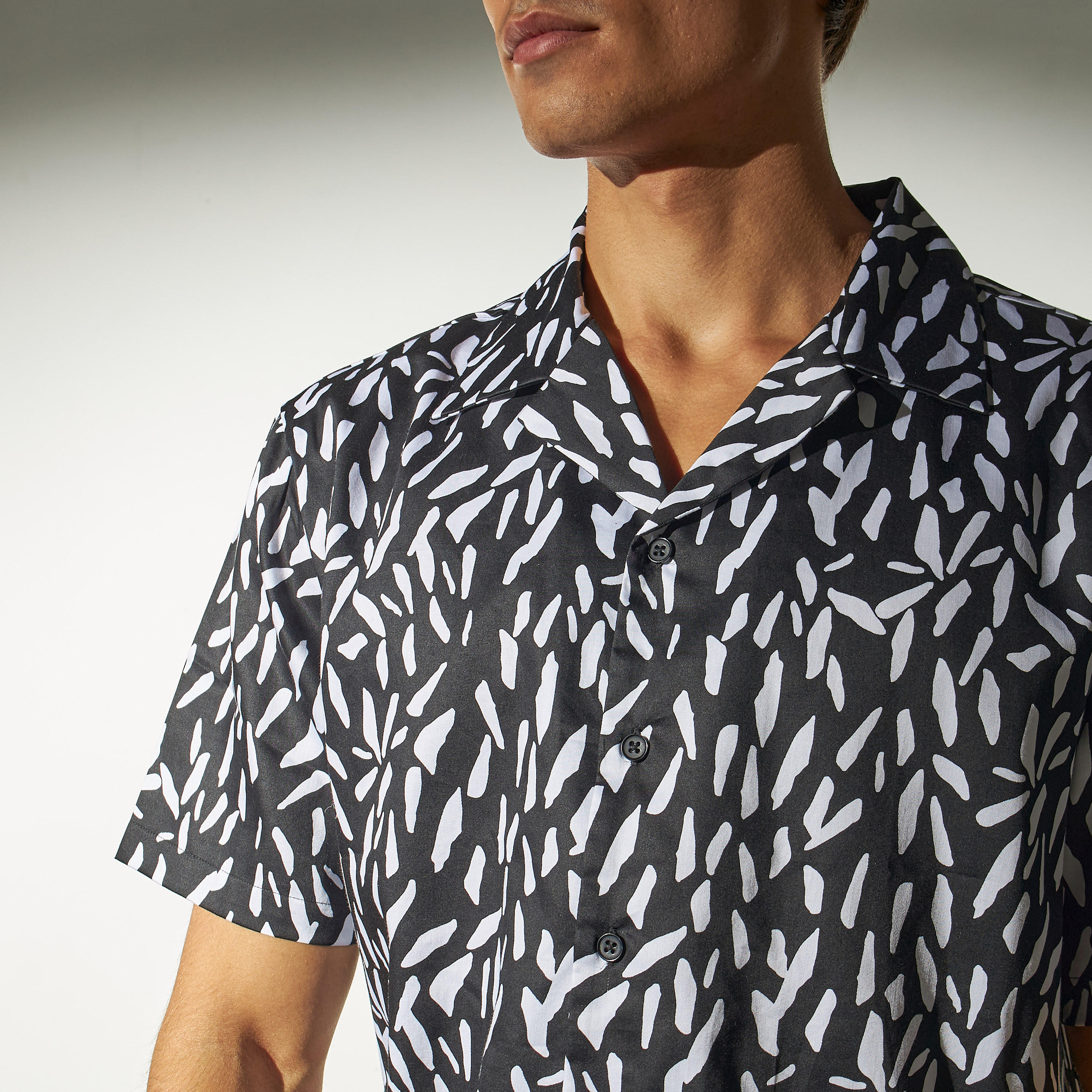 قميص بطبعات وياقة كامب وأكمام قصيرة من آيكونيك-men-clothing-shirts-image-4