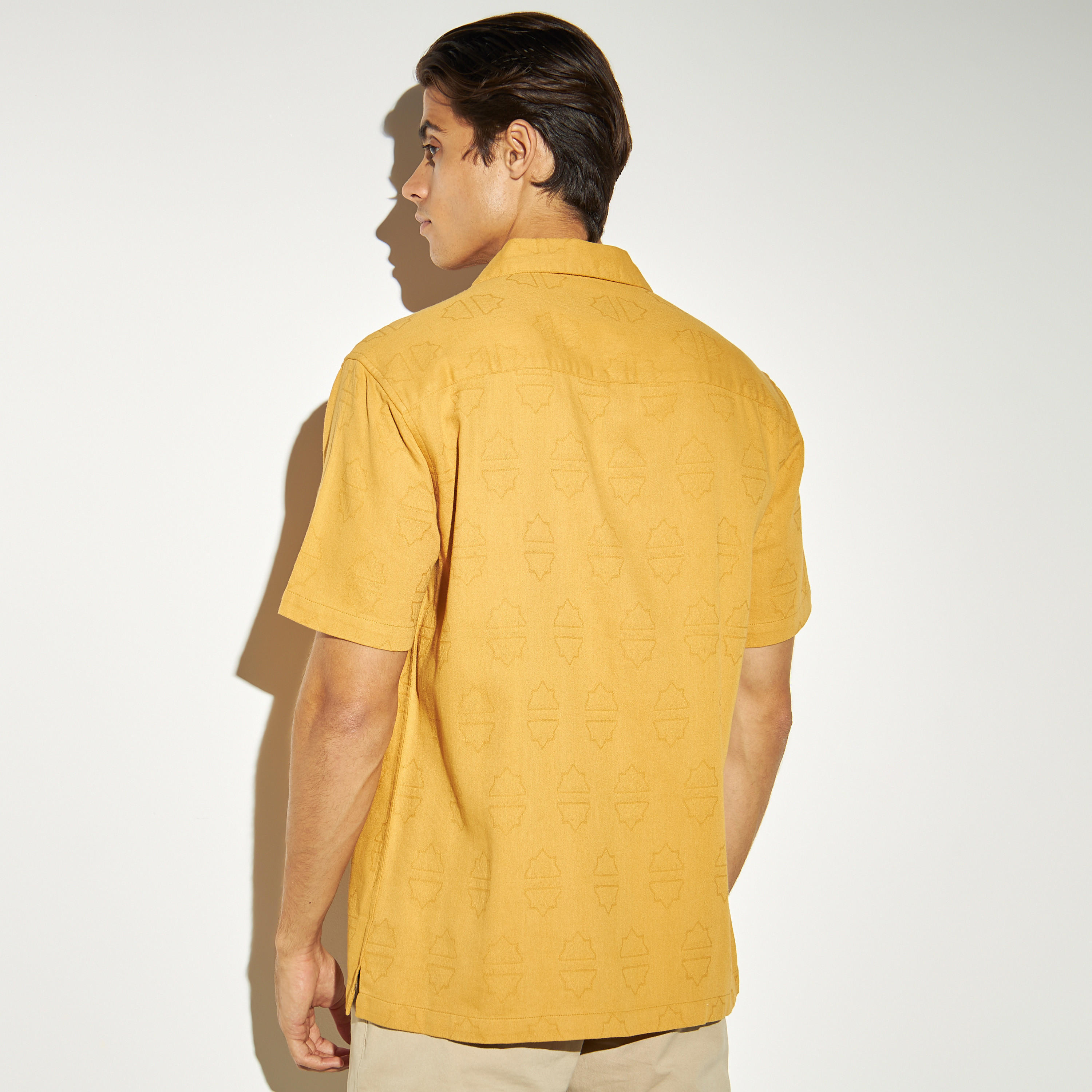 قميص جاكارد بارز الملمس من آيكونيك-men-clothing-shirts-image-3
