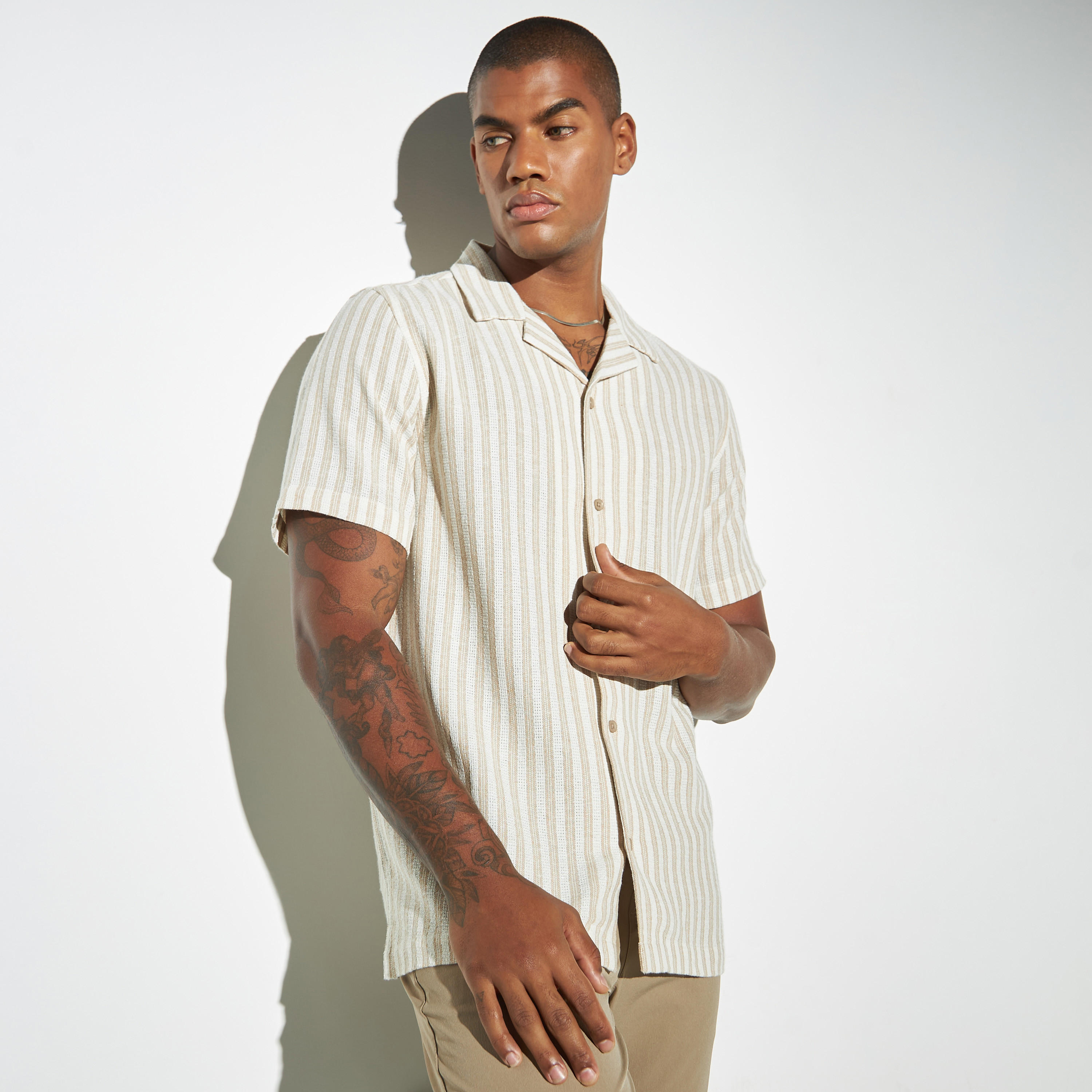 قميص مقلّم بقصّة فضفاضة وأكمام قصيرة من آيكونيك-men-clothing-shirts-image-1